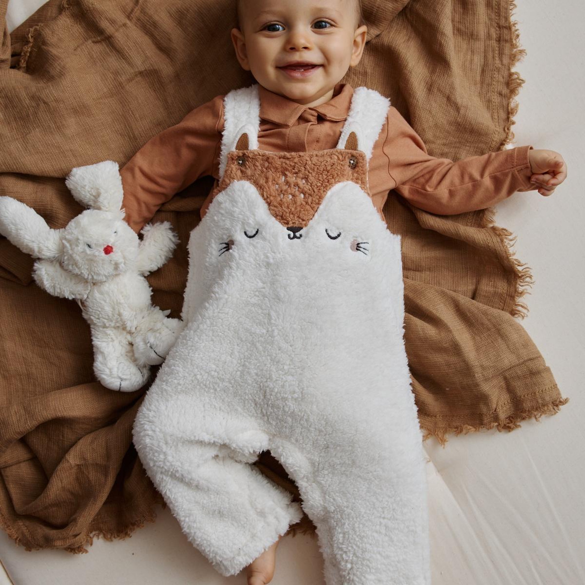 Voir la diapositive 6 : PETIT BEGUIN Ensemble salopette bébé en sherpa et t-shirt caramel