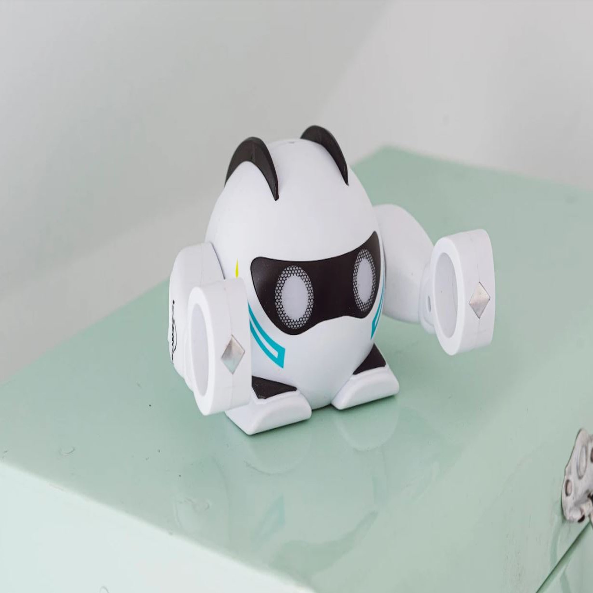 Voir la diapositive 3 : One Two Fun Funbot robot avec sons et lumière