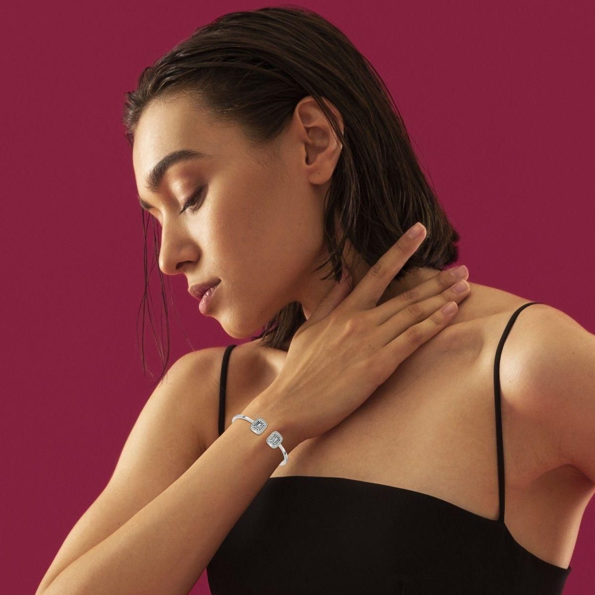 SC CRYSTAL Bracelet par SC Crystal orné de Cristaux scintillants