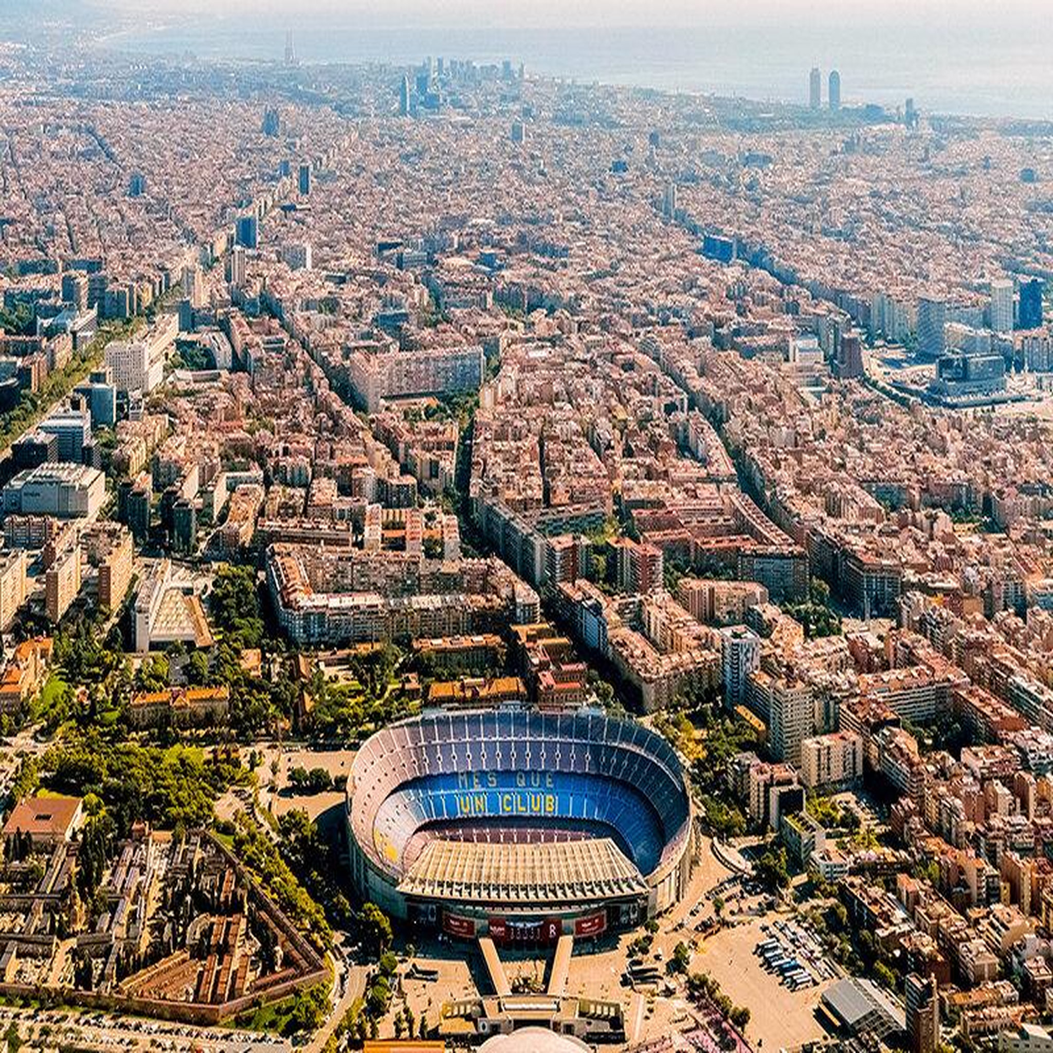 Voir la diapositive 6 : Smartbox Vol en hélicoptère de 7 min au-dessus de Barcelone pour 2 personnes - Coffret Cadeau Sport & Aventure