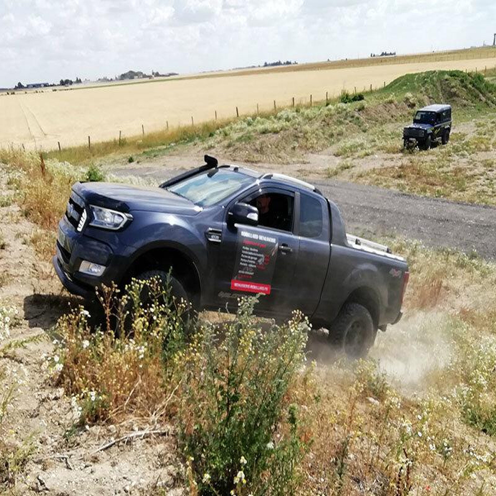 Voir la diapositive 2 : Smartbox Initiation à la conduite de véhicule de type 4x4 pour 2 pendant 1 demi-journée - Coffret Cadeau Sport & Aventure