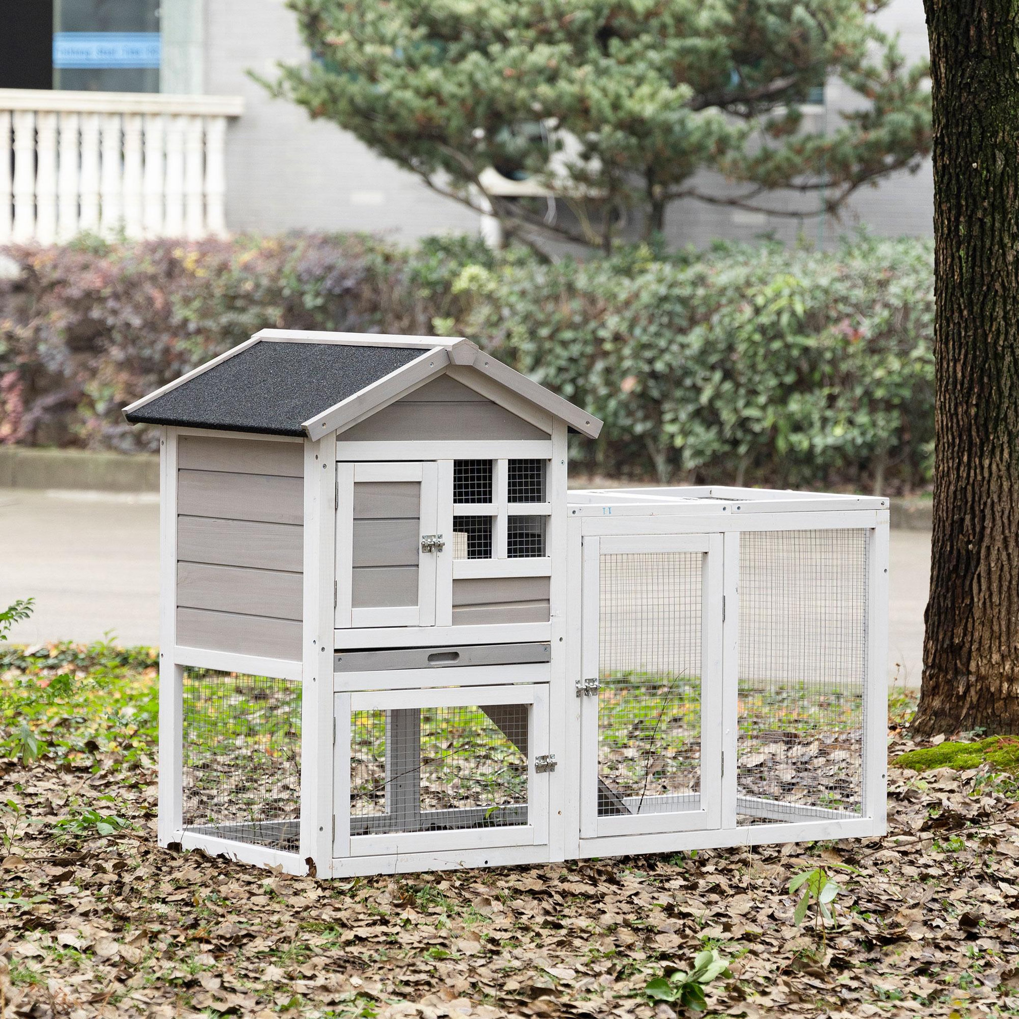 Voir la diapositive 2 : PAWHUT Clapier cage à lapins cottage - niche supérieure avec rampe et enclos extérieur - plateau excrément, toit bitumé, 4 portes verrouillables - bois sapin blanc gris