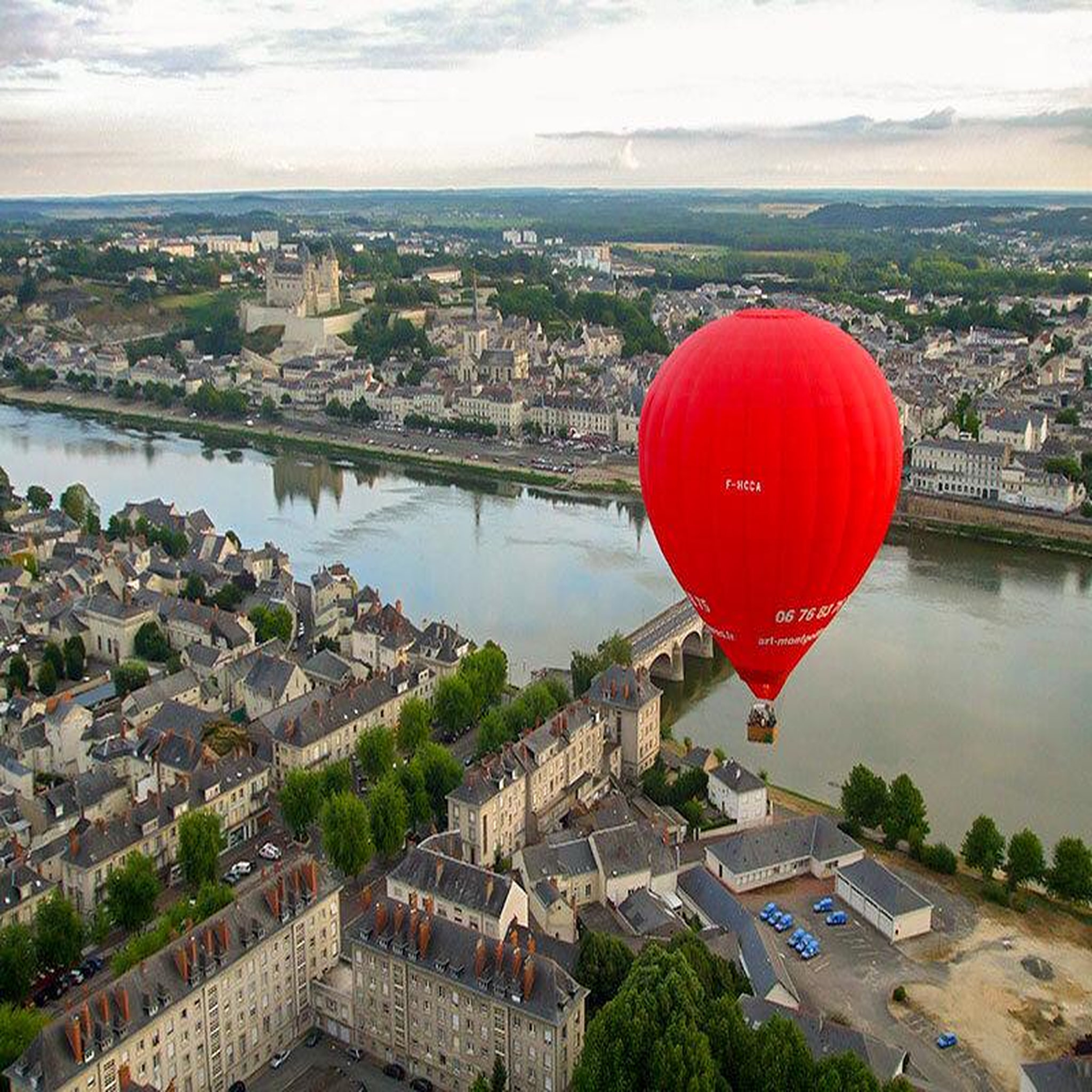 Voir la diapositive 4 : Smartbox Vol en montgolfière pour 2 personnes au-dessus de Saumur - Coffret Cadeau Sport & Aventure