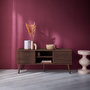 Voir la diapositive 6 : SWEEEK Meuble TV scandinave avec 2 portes décor bois noyer rainuré et 1 niche centrale avec étagère L120cm