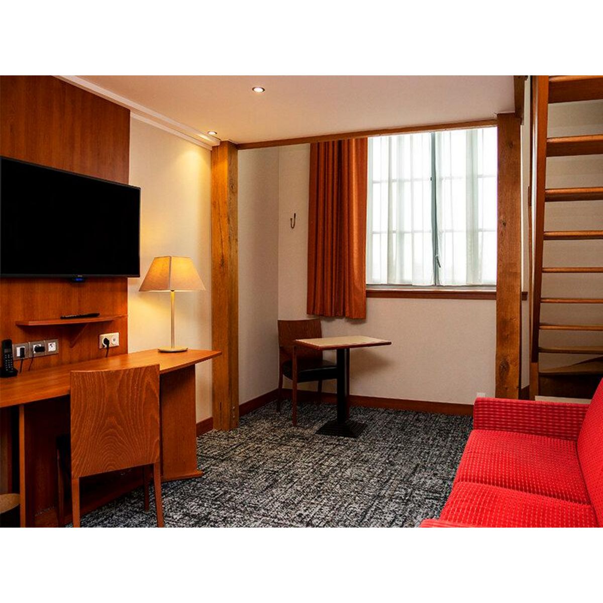 Smartbox Séjour dans le Berry : 2 jours en suite Duplex avec dîner dans un hôtel 4* à Châteauroux - Coffret Cadeau Séjour