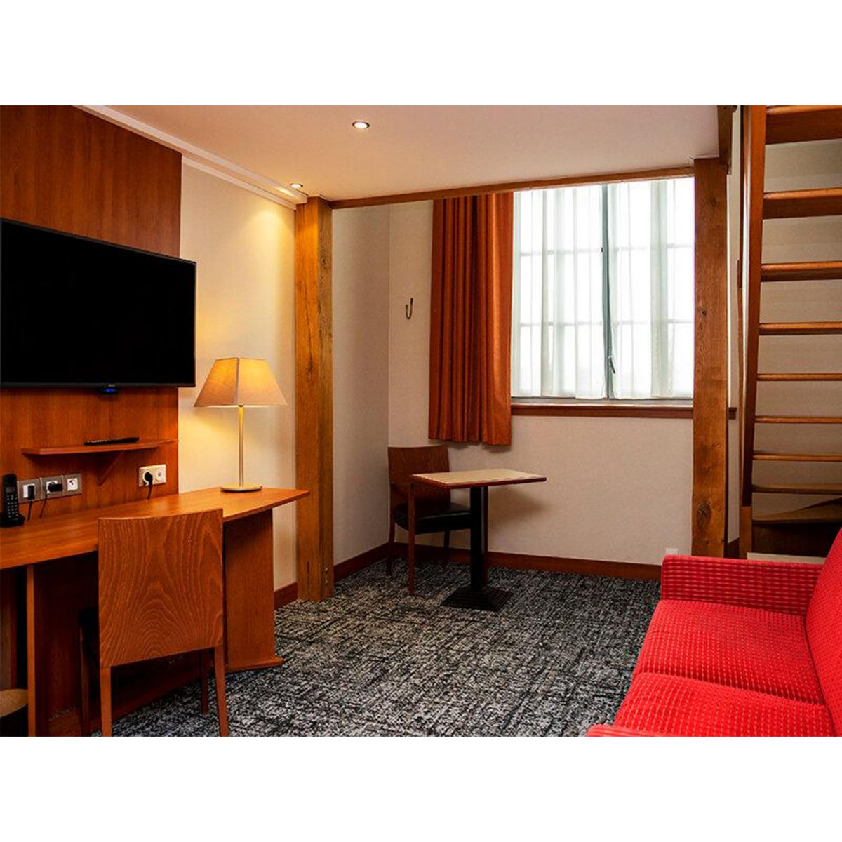 Smartbox Séjour dans le Berry : 2 jours en suite Duplex avec dîner dans un hôtel 4* à Châteauroux - Coffret Cadeau Séjour