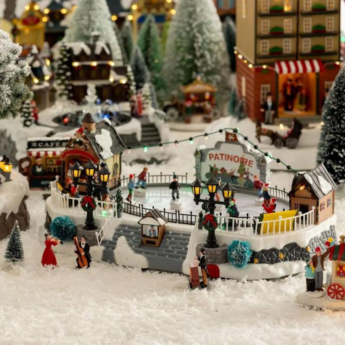 FEERIC LIGHT & CHRISTMAS Village de Noël animé lumineux et musical Patinoire - Blanc