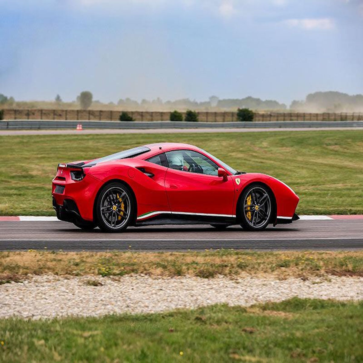 Smartbox Stage de pilotage multivolant : 2 tours en Lamborghini Gallardo et 2 tours en Ferrari 488 sur le circuit de Trappes - Coffret Cadeau Sport & Aventure