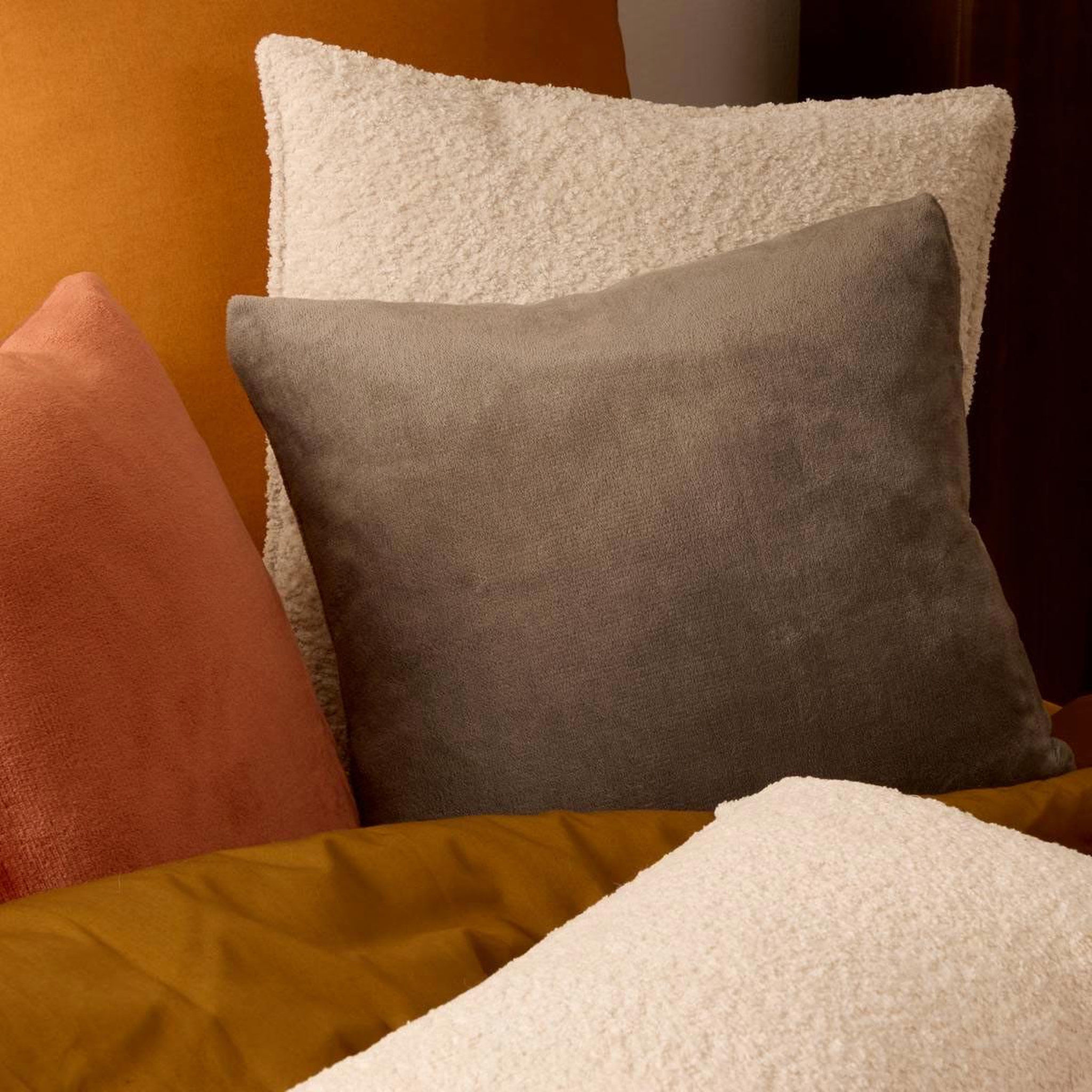 Voir la diapositive 5 : ATMOSPHERA Coussin en flanelle uni  ollis  38x38cm gris foncé