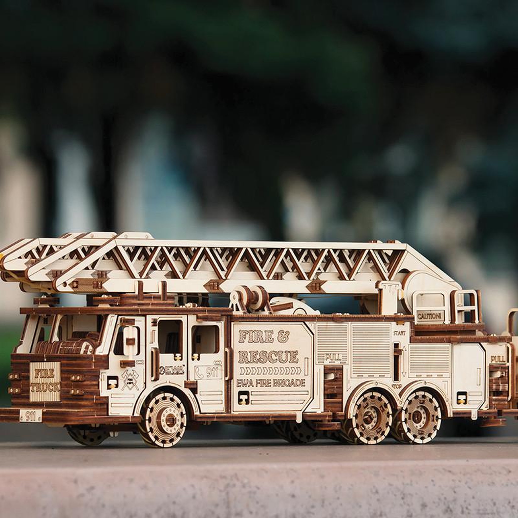 Voir la diapositive 3 : ECO WOOD ART Maquette 3D en bois - Camion de pompier 37,8 cm