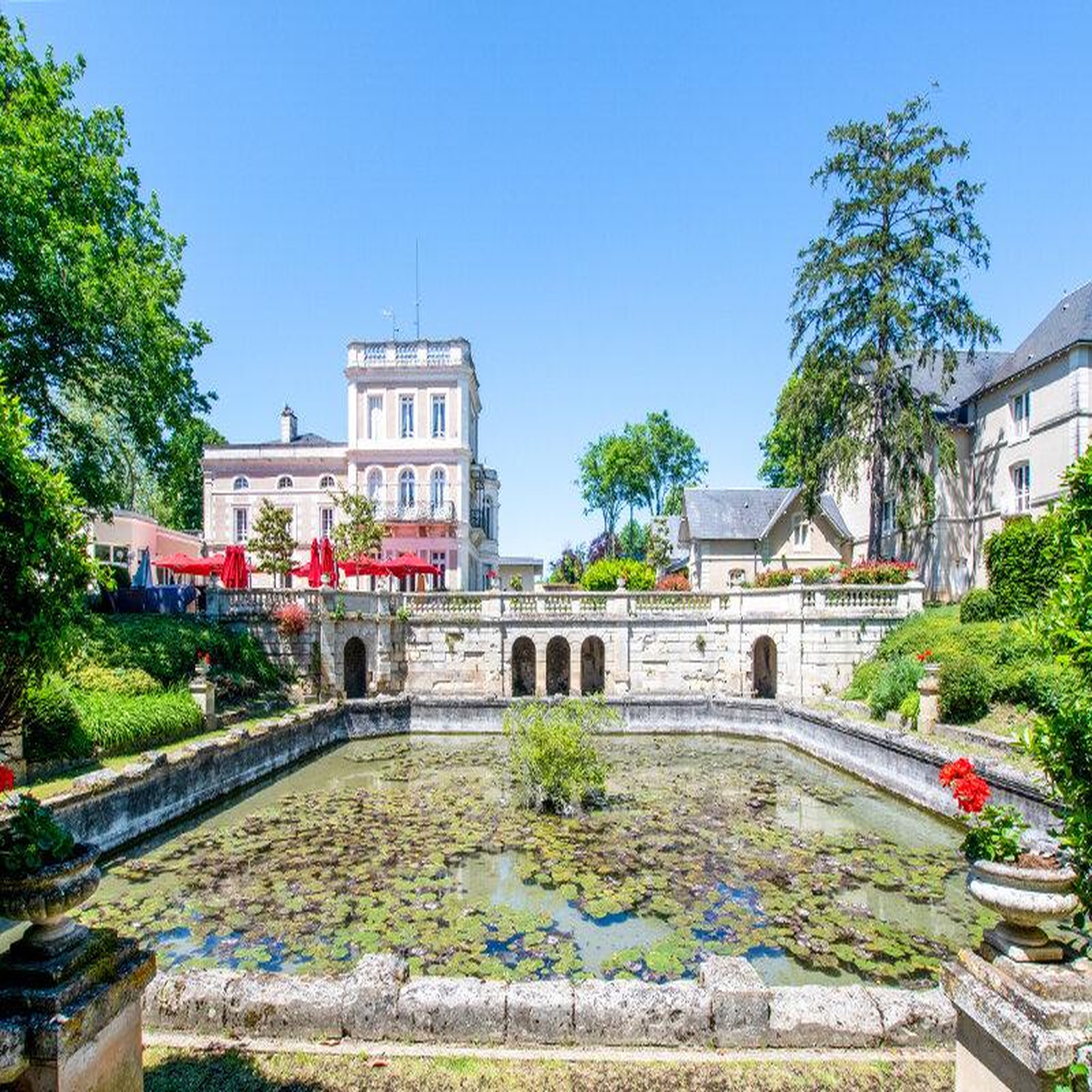 Voir la diapositive 3 : Smartbox Séjour de rêve dans un château près de poitiers - coffret cadeau séjour