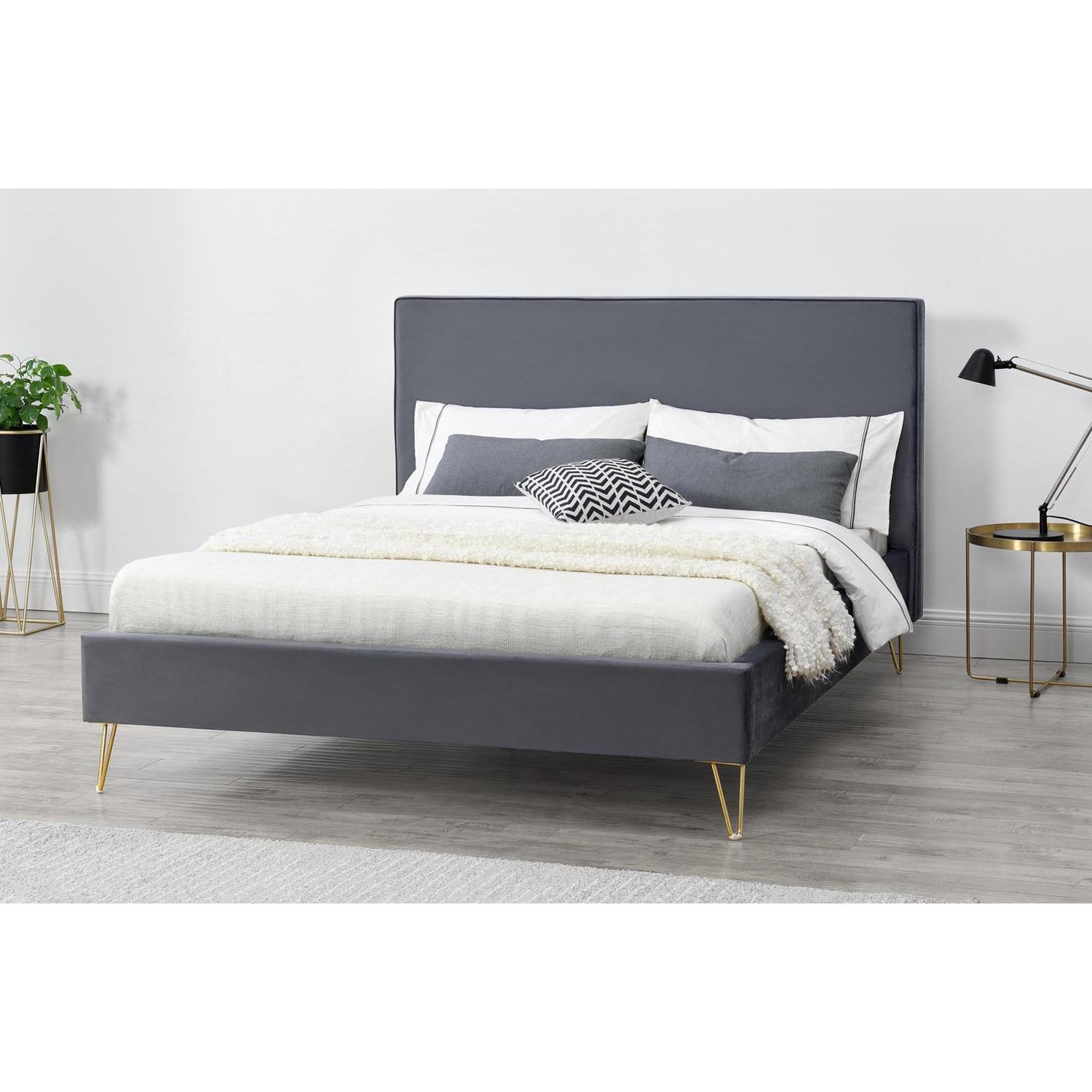 Voir la diapositive 3 : CONCEPT USINE Lit 160 x 200 cm en velours et laiton gris riverside