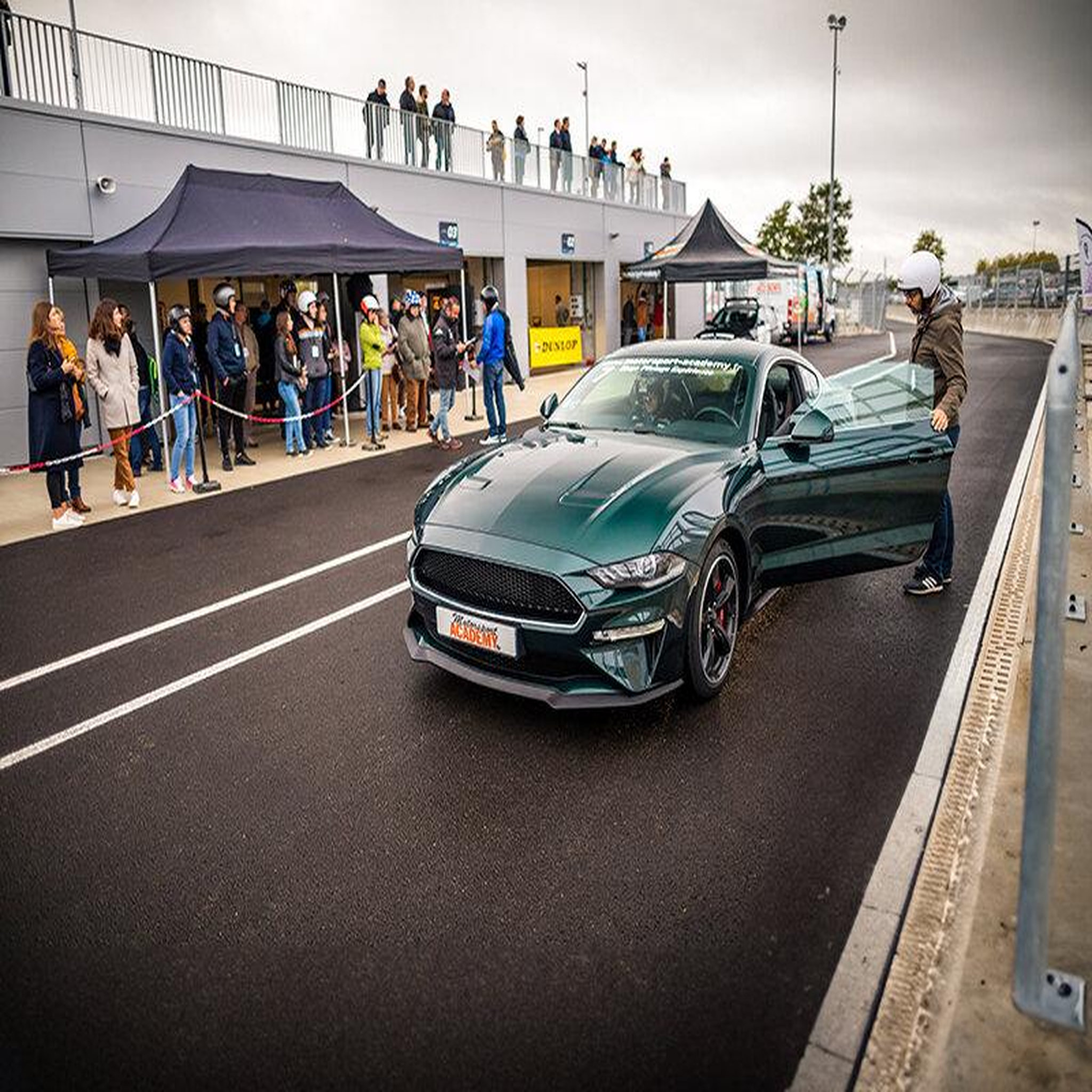 Voir la diapositive 2 : Smartbox Stage de pilotage : 2 tours sur le circuit de vaison en ford mustang bullit - coffret cadeau sport & aventure