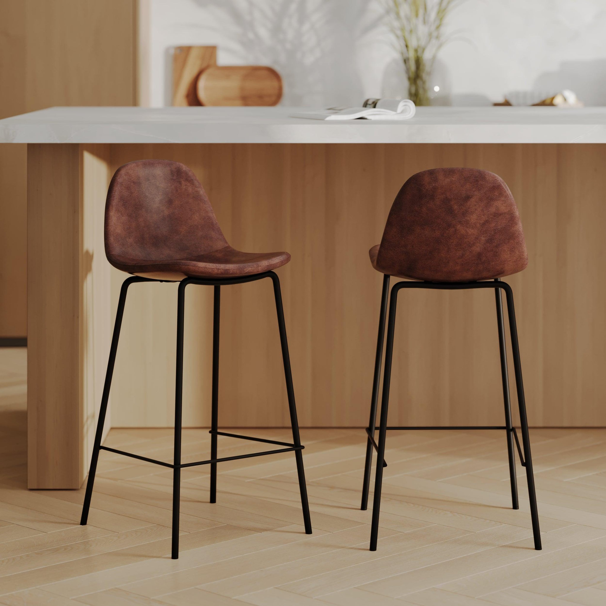 Voir la diapositive 2 : MAISON PAVANE Lot de 2 chaises pour îlot central 65 cm en cuir synthétique marron-henrik