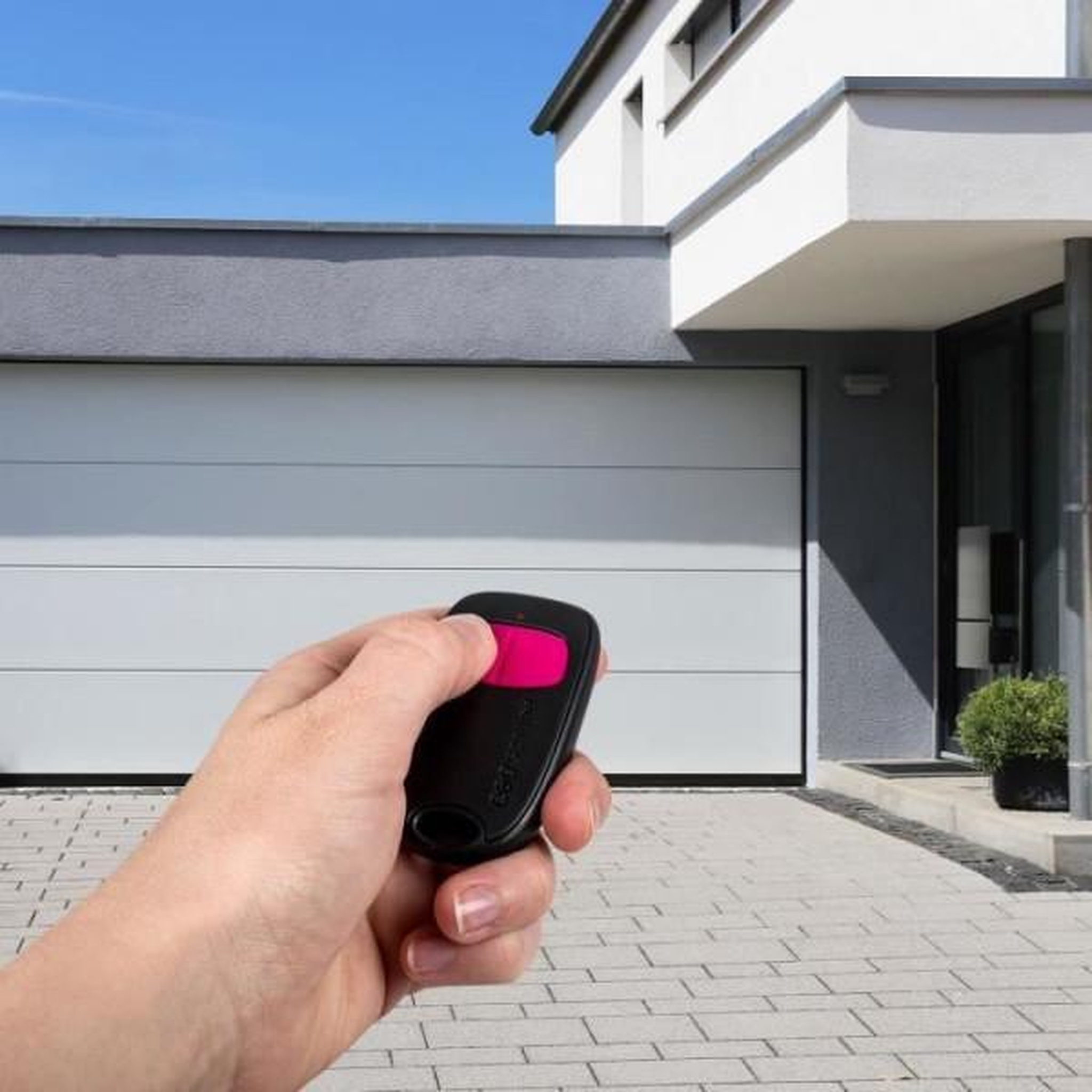 Voir la diapositive 3 : SCS SENTINEL Télécommande 2 canaux - SCS SENTINEL - SimplyControl - Fuschia, portée 40m, fréquence 433.92 MHz, pile lithium CR2032 inclus