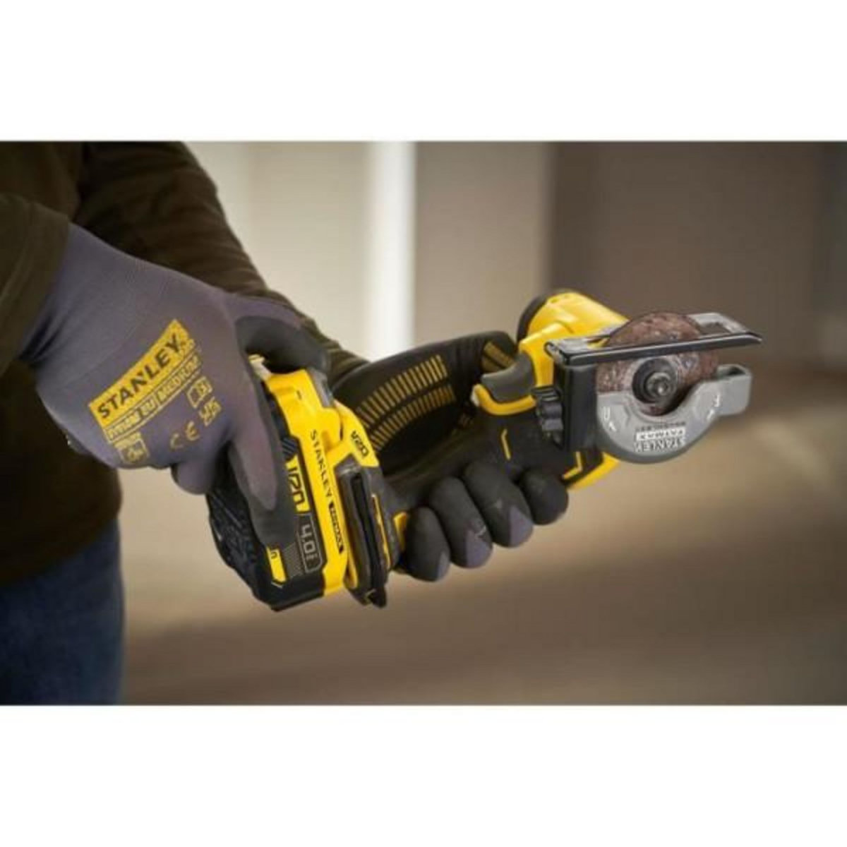 Stanley Mini Scie Circulaire - STANLEY FATMAX V20 - SFMCM300B-XJ - 75 mm Brushless - Lithium 18V - Sans Batterie