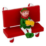 FEERIC LIGHT & CHRISTMAS Accessoire Village de Noël  Lutin sur Banc  6cm Rouge
