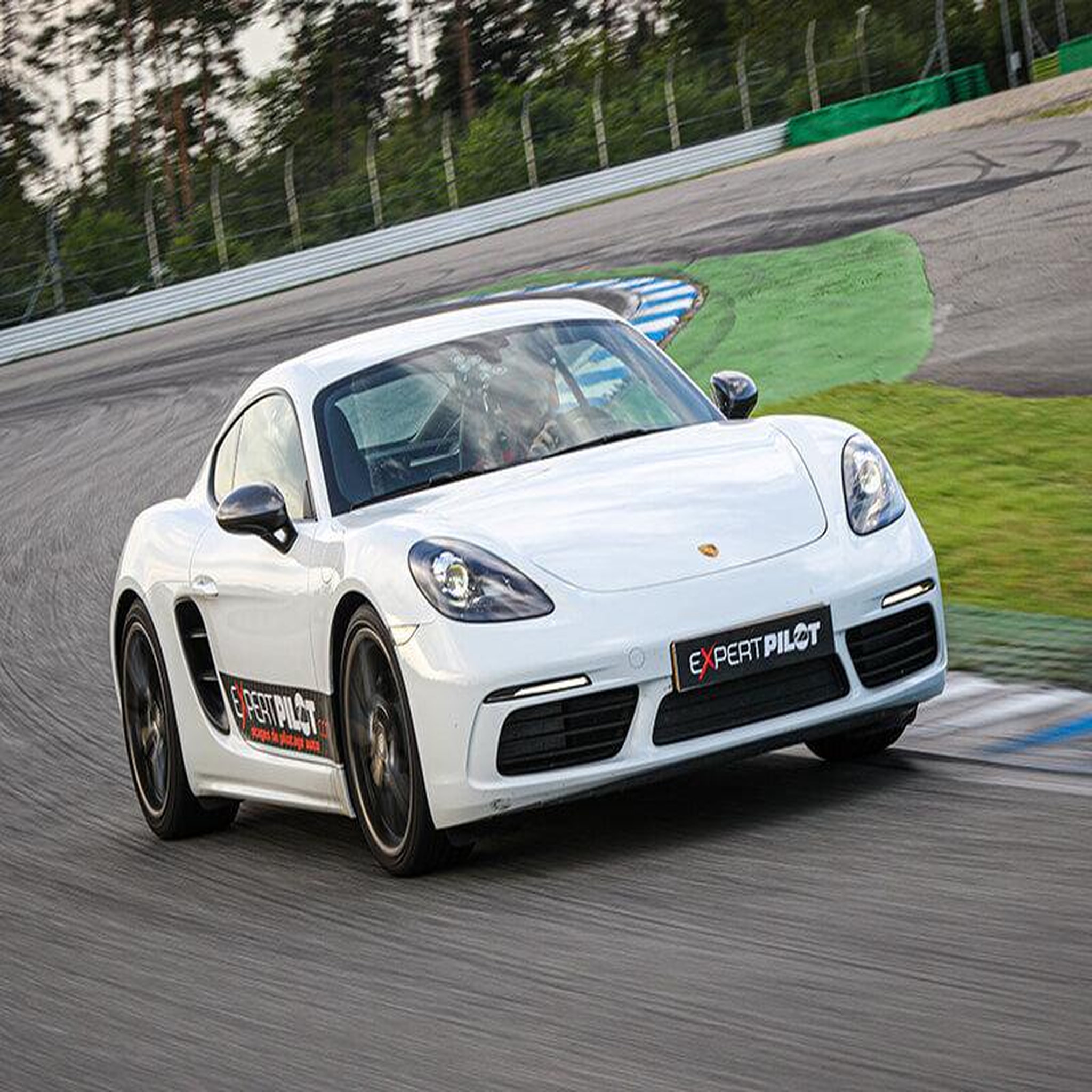 Voir la diapositive 4 : Smartbox 3 tours de pilotage en porsche cayman sur le circuit dijon-prenois - coffret cadeau sport & aventure
