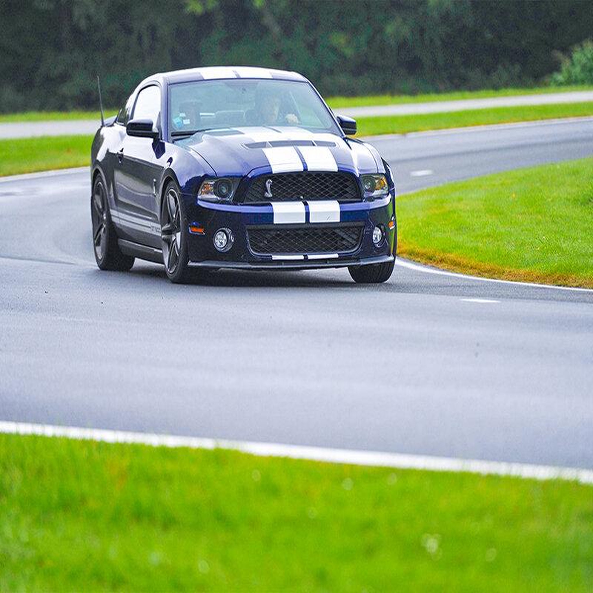 Voir la diapositive 3 : Smartbox Stage de pilotage : 5 tours sur le circuit de haute saintonge en ford mustang shelby gt500 - coffret cadeau sport & aventure