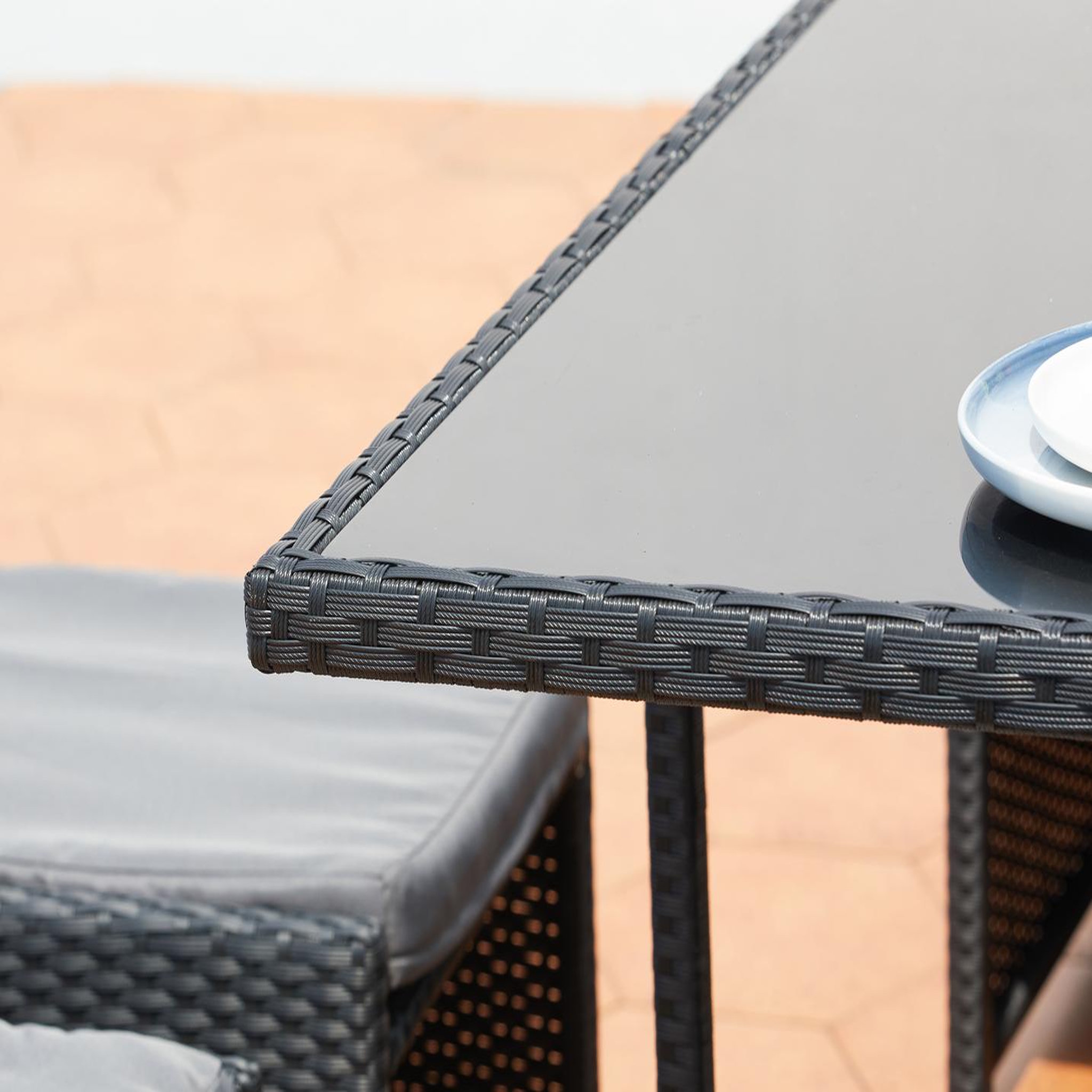 Voir la diapositive 5 : CONCEPT USINE Table et chaises 6 places encastrables en résine noir-gris miami