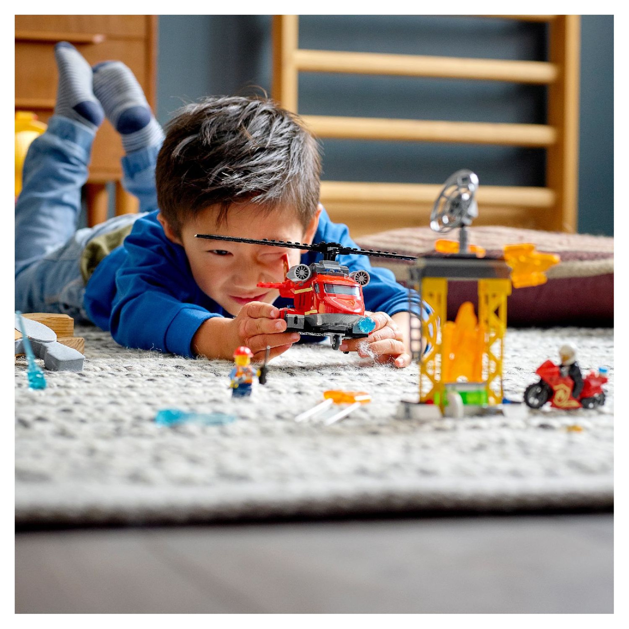 Voir la diapositive 7 : LEGO City 60281 - L&rsquo;hélicoptère de secours des pompiers