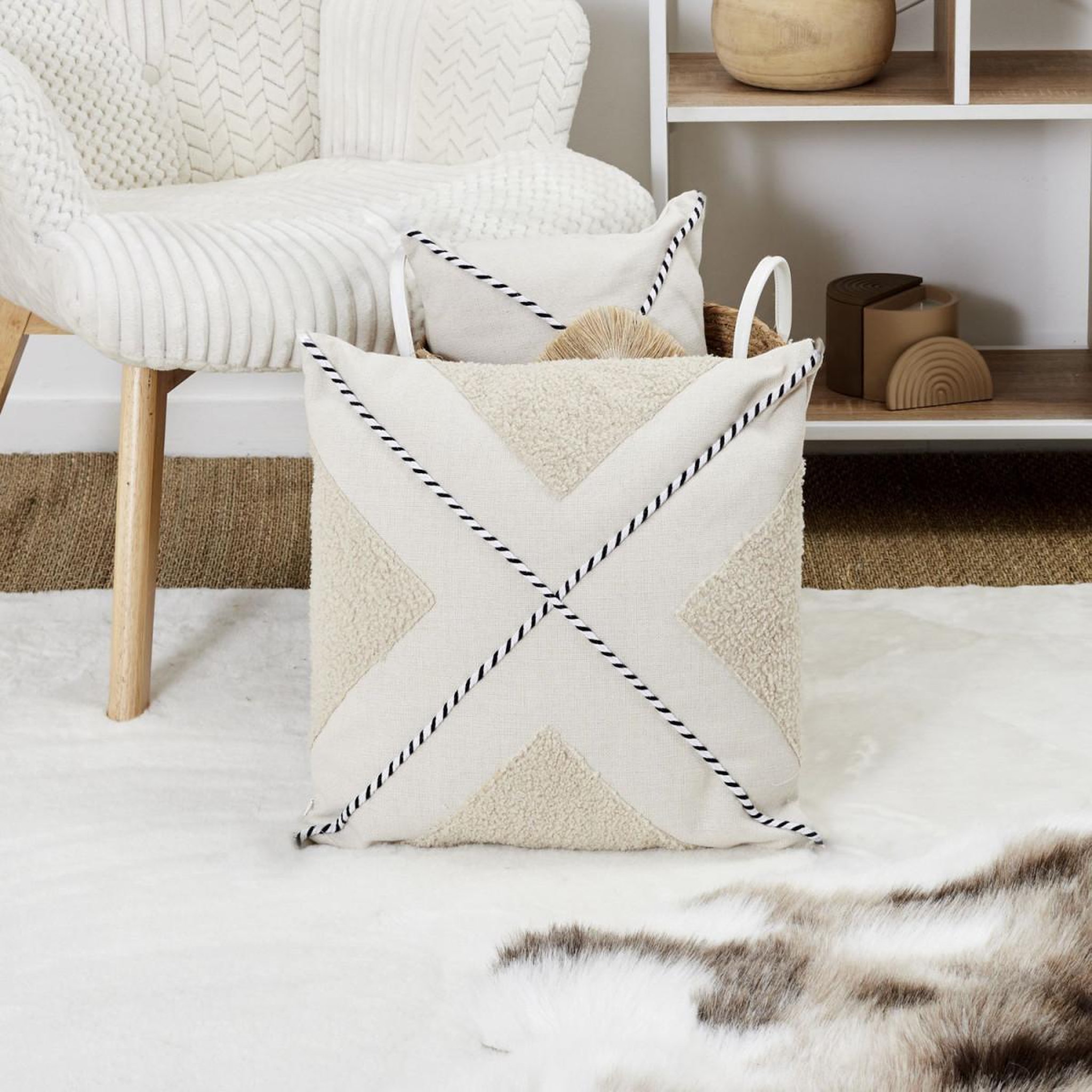 Voir la diapositive 4 : The Home Deco Factory Coussin déco bouclette  crush  40x40cm beige