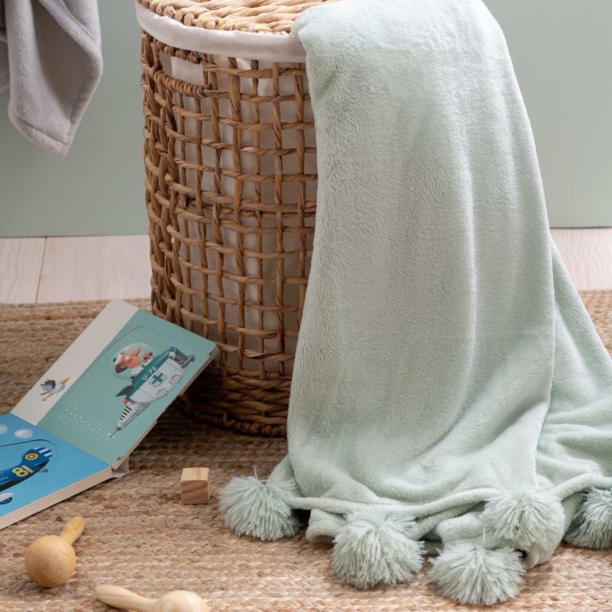 Voir la diapositive 3 : J-LINE Plaid à pompons  blanket  130x170cm vert clair