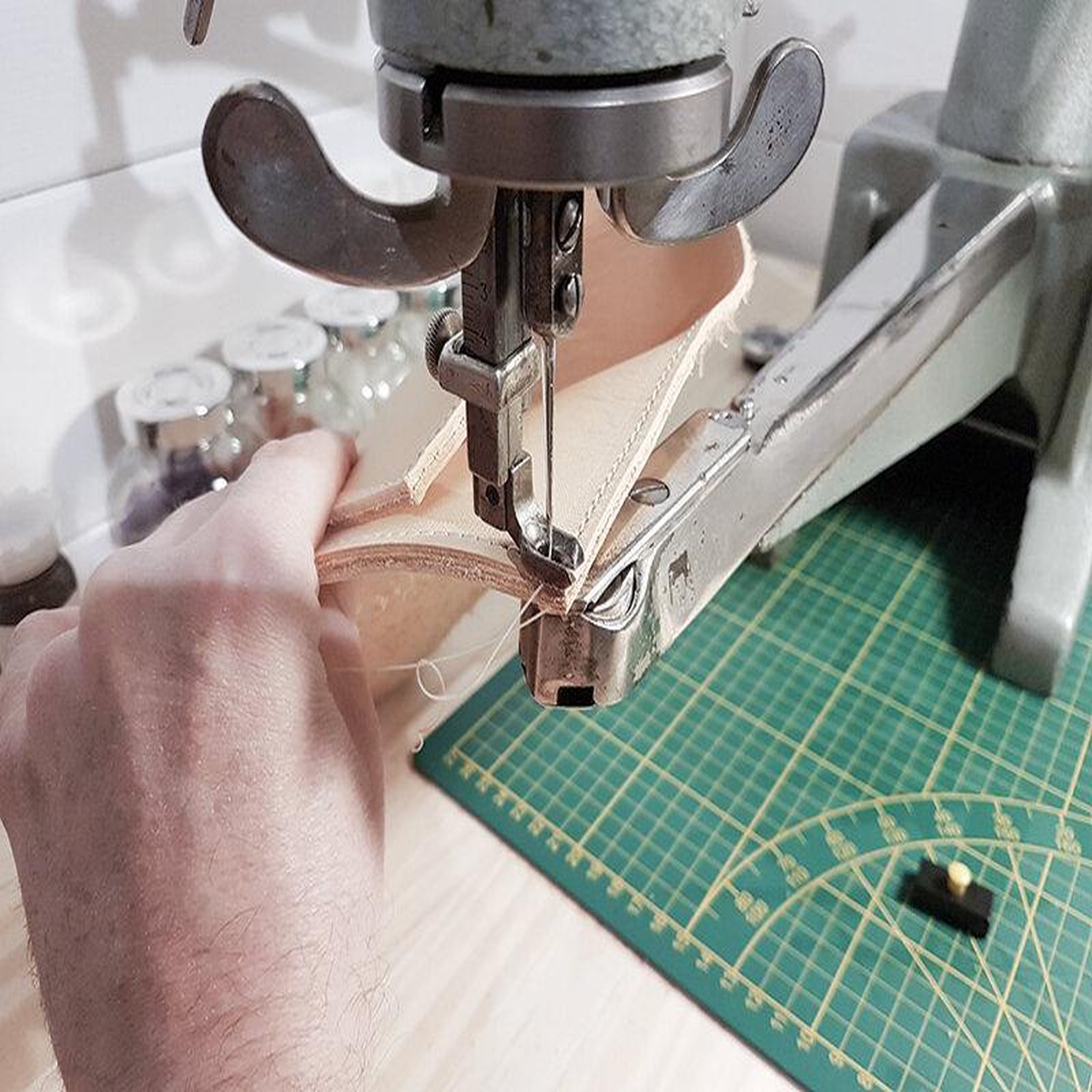 Voir la diapositive 2 : Smartbox Atelier de maroquinerie avec confection d'un porte-carte en cuir - coffret cadeau multi-thèmes