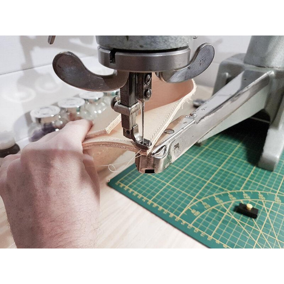 Smartbox Atelier de maroquinerie avec confection d'un porte-carte en cuir - Coffret Cadeau Multi-thèmes