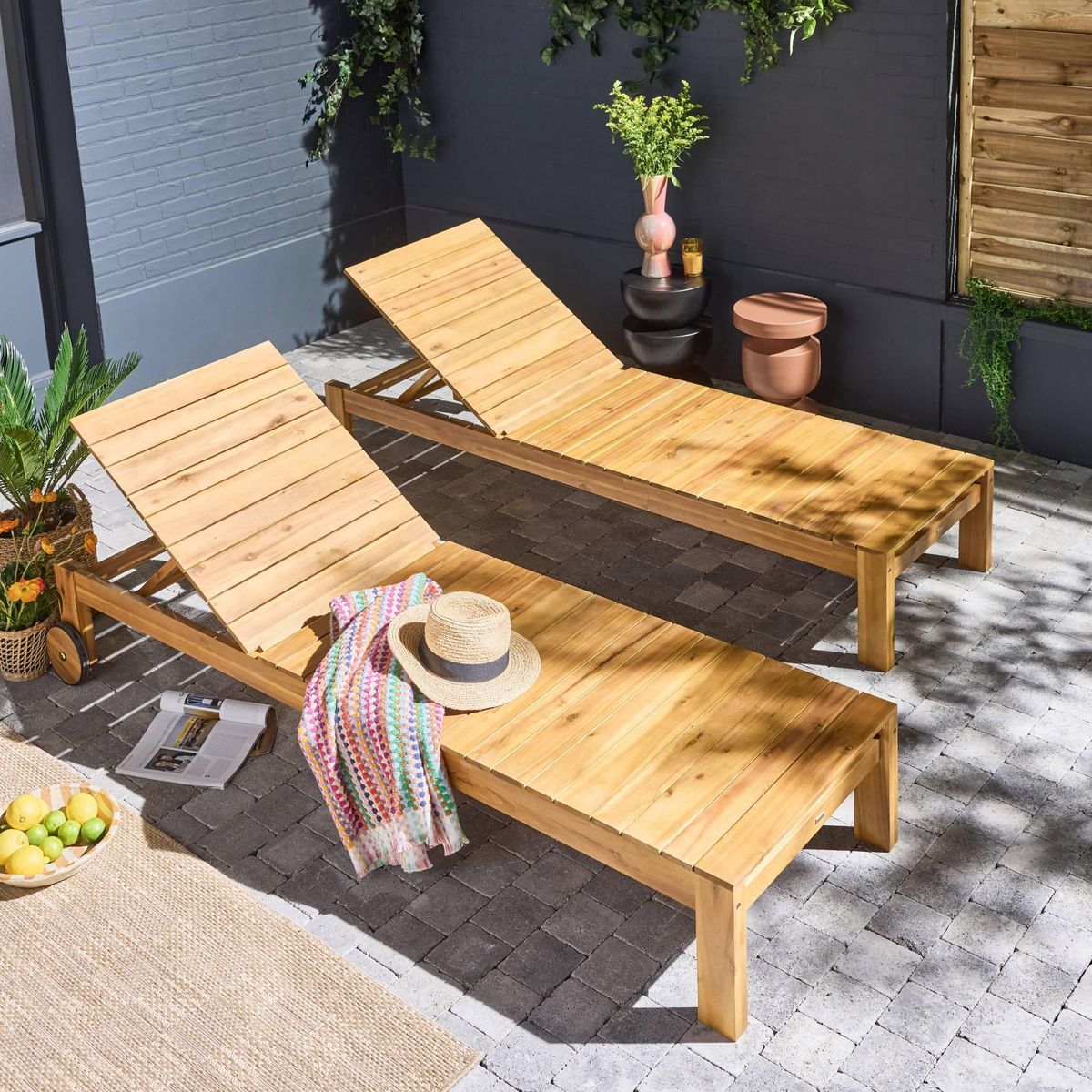 SWEEEK Lot de 2 bains de soleil FAVONA en bois d'acacia avec roulettes. 205 x 67.5 x 32 cm