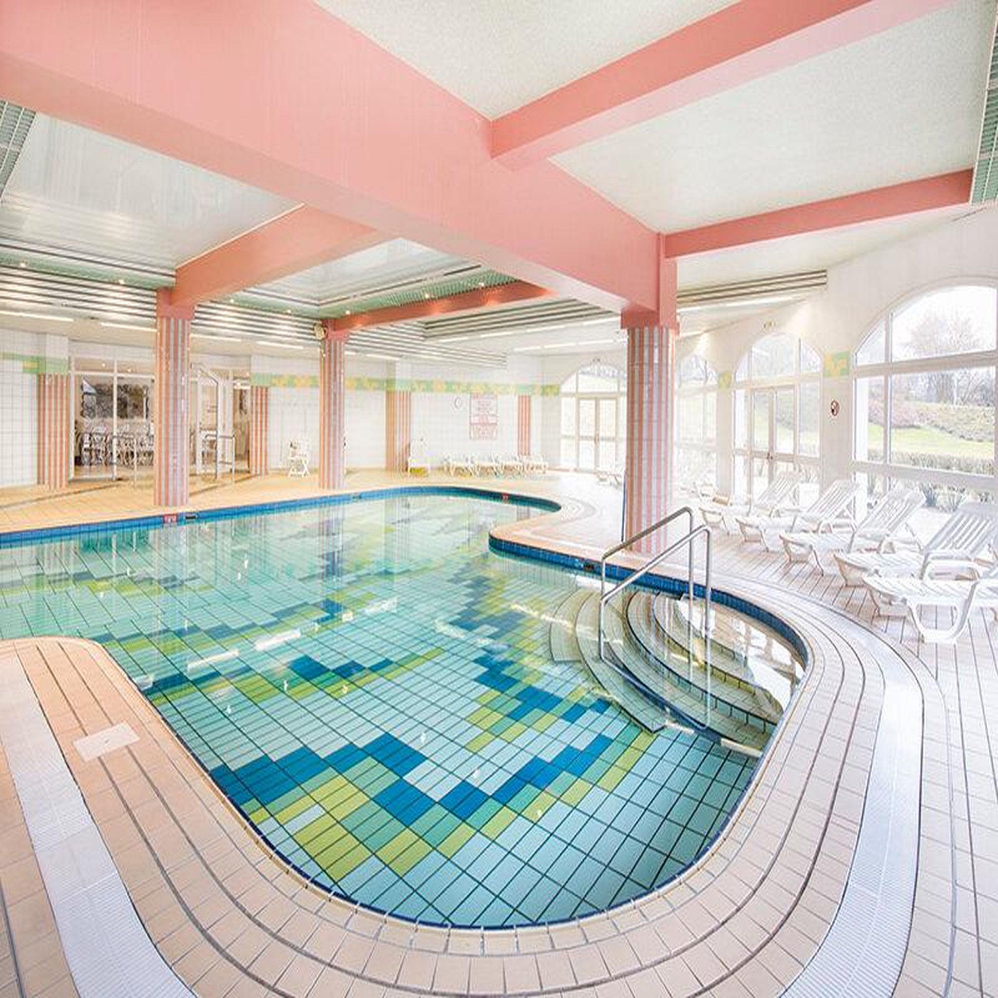 Voir la diapositive 3 : Smartbox 2 jours à aix-les-bains avec accès au spa et soin de balnéothérapie - coffret cadeau séjour
