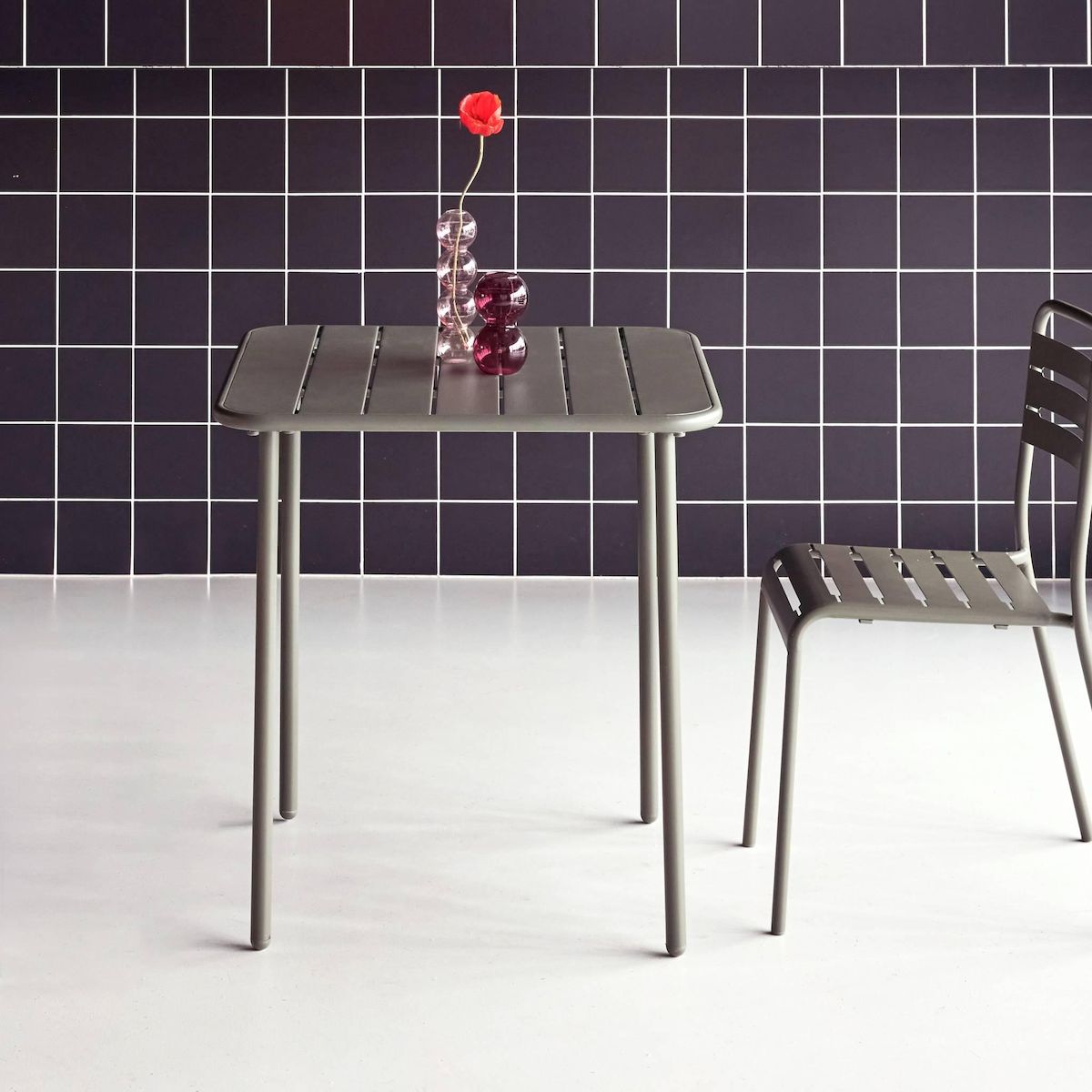 SWEEEK Table de jardin métal 2 places, Amelia 70 x 70cm