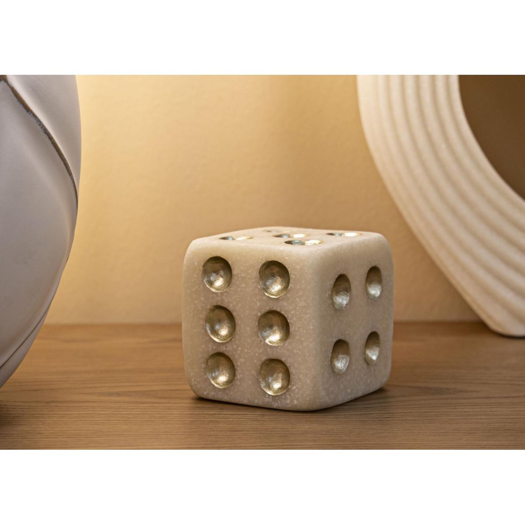 Voir la diapositive 6 : Paris Prix Dé déco en résine  quarzy  8cm blanc & or
