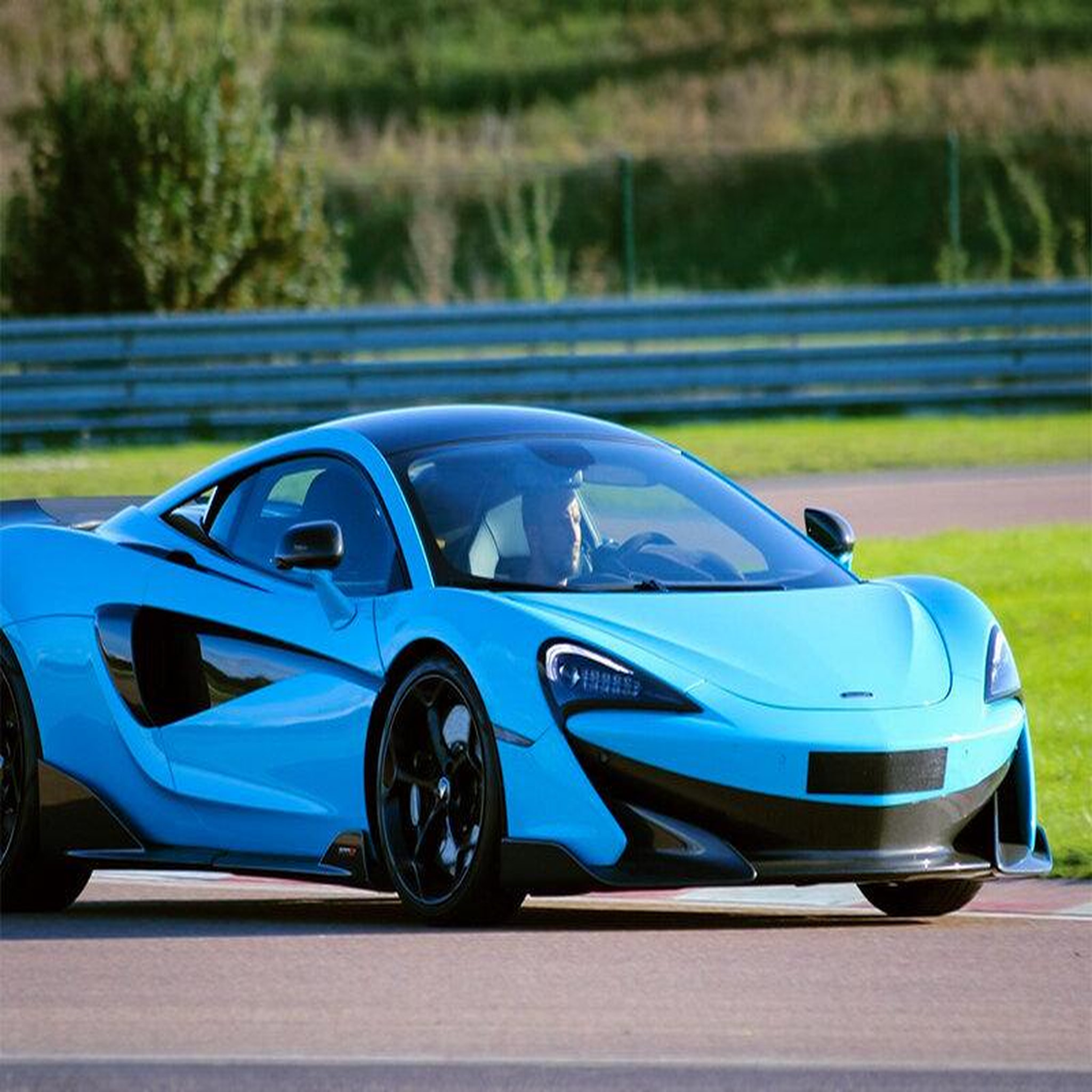 Voir la diapositive 3 : Smartbox Stage de pilotage : 3 tours sur le circuit de Saint-Laurent-de-Mure en McLaren 600LT - Coffret Cadeau Sport & Aventure