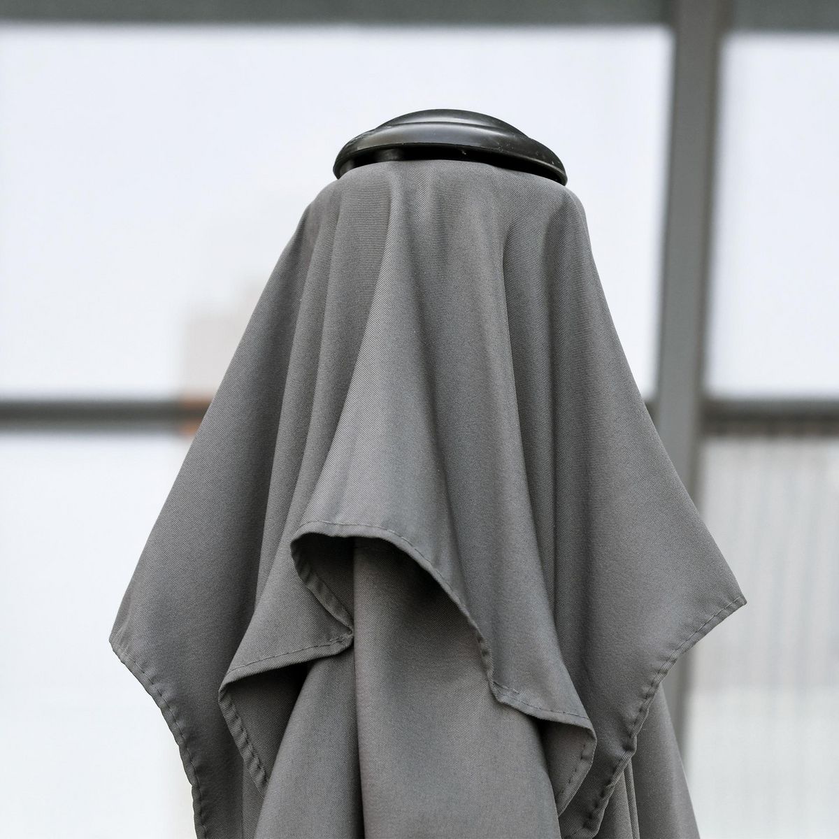 OUTSUNNY Demi parasol - parasol de balcon 5 entretoises métal dim. 2,3L x 1,3l x 2,49H m polyester haute densité gris