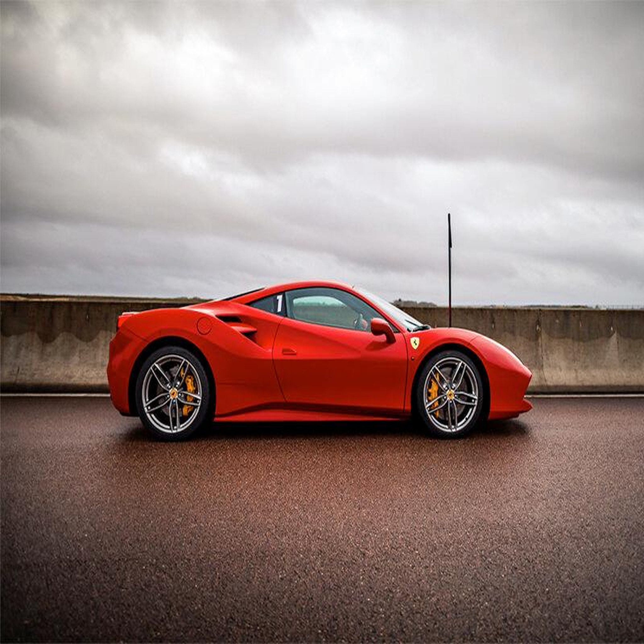 Voir la diapositive 3 : Smartbox Stage de pilotage : 2 tours sur le circuit de Vaison en Ferrari F488 GTB - Coffret Cadeau Sport & Aventure