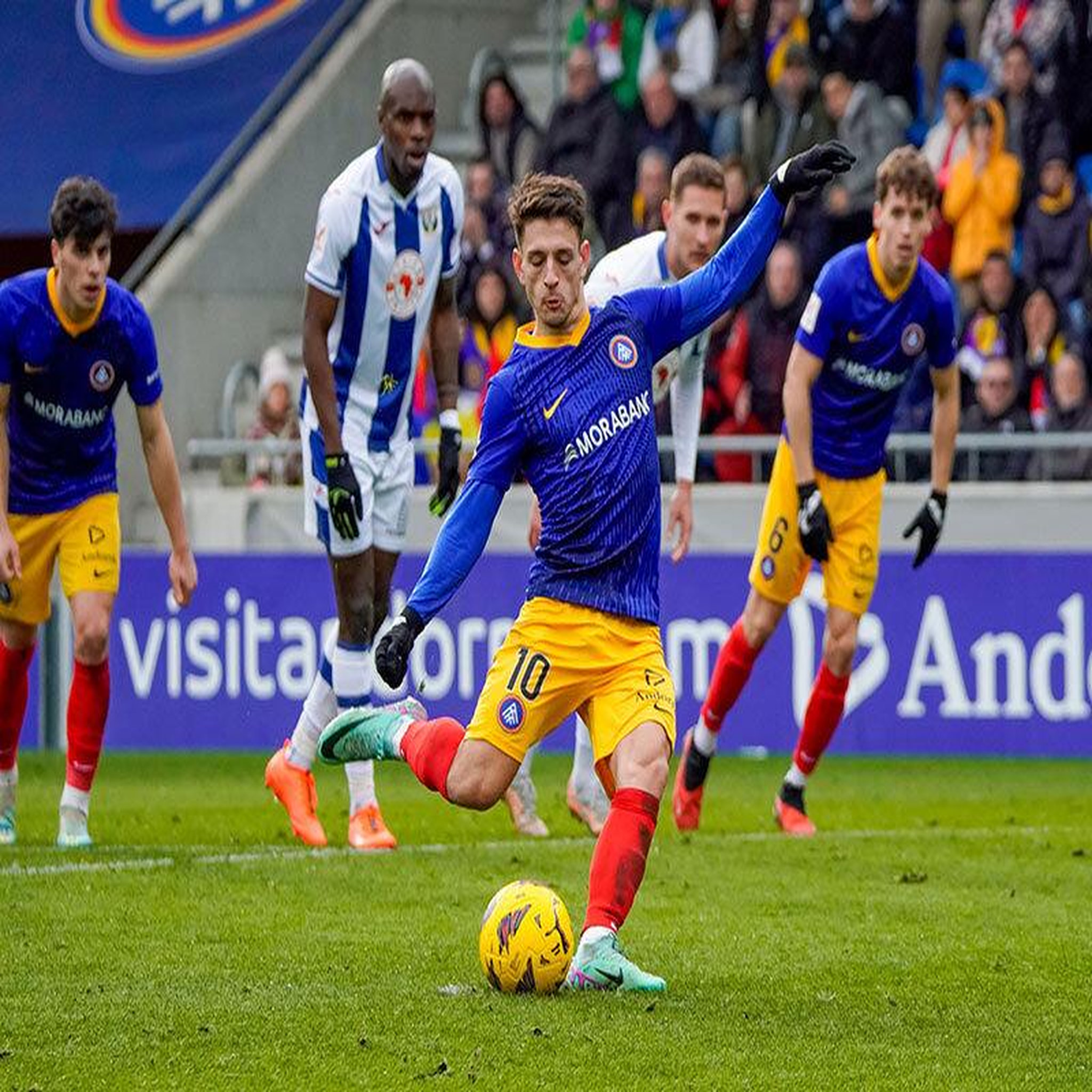 Voir la diapositive 3 : Smartbox Fútbol Club Andorra : billets pour un match et écharpes pour 2 personnes - Coffret Cadeau Sport & Aventure