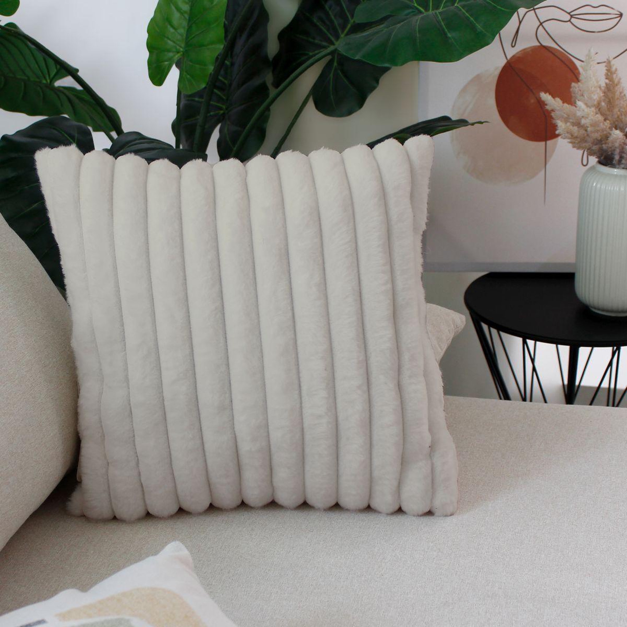 Voir la diapositive 2 : ENJOY HOME Coussin imitation fourrure  matisse  40x40cm beige