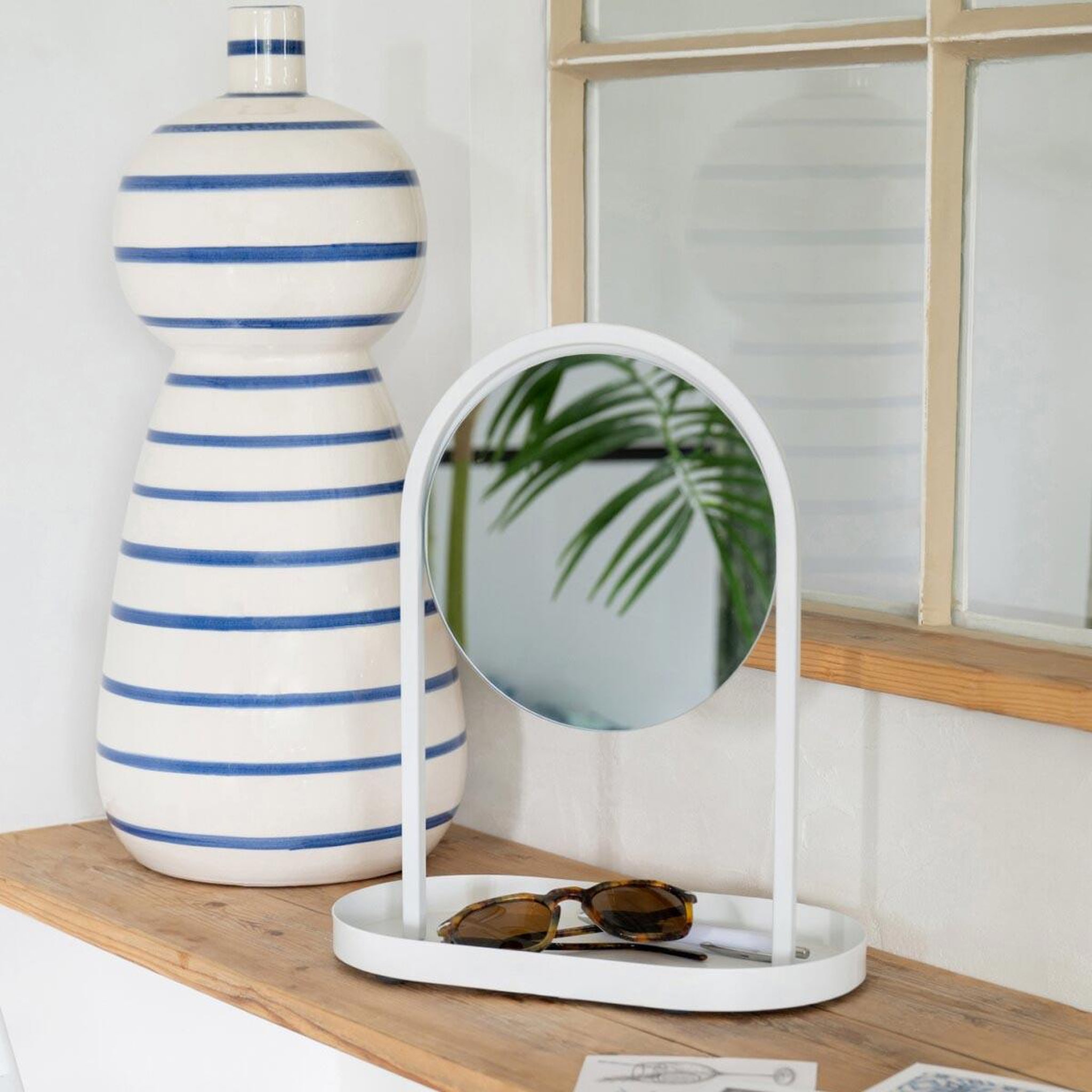 Voir la diapositive 6 : J-LINE Miroir avec support bijoux  perle  32cm blanc