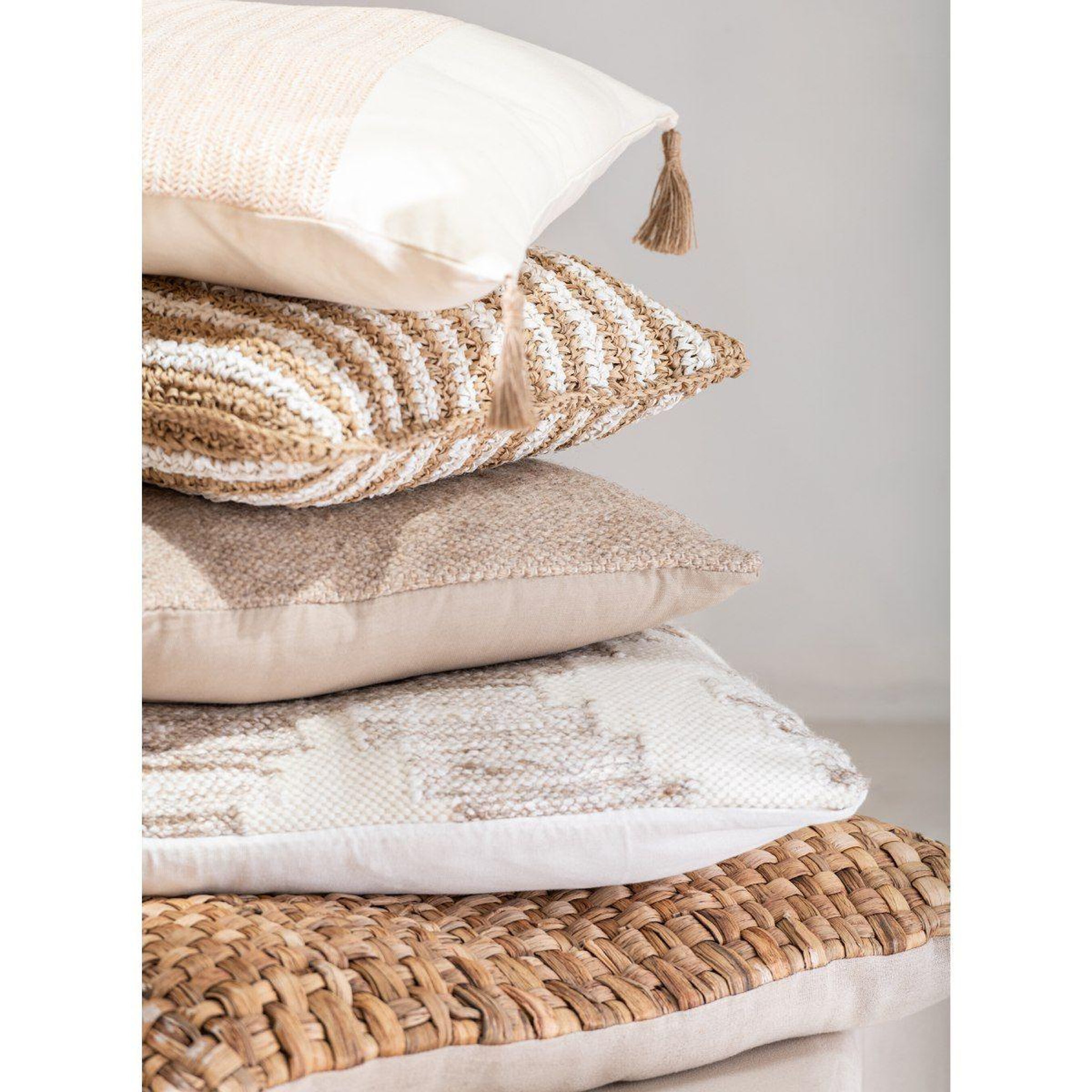 Voir la diapositive 4 : J-LINE Coussin design ethnique  jaisalmer  45x45cm beige