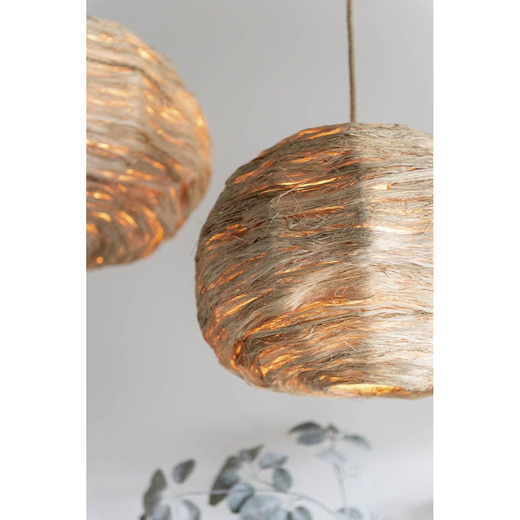 Voir la diapositive 5 : J-LINE Lampe suspension boule  feuille  45cm naturel
