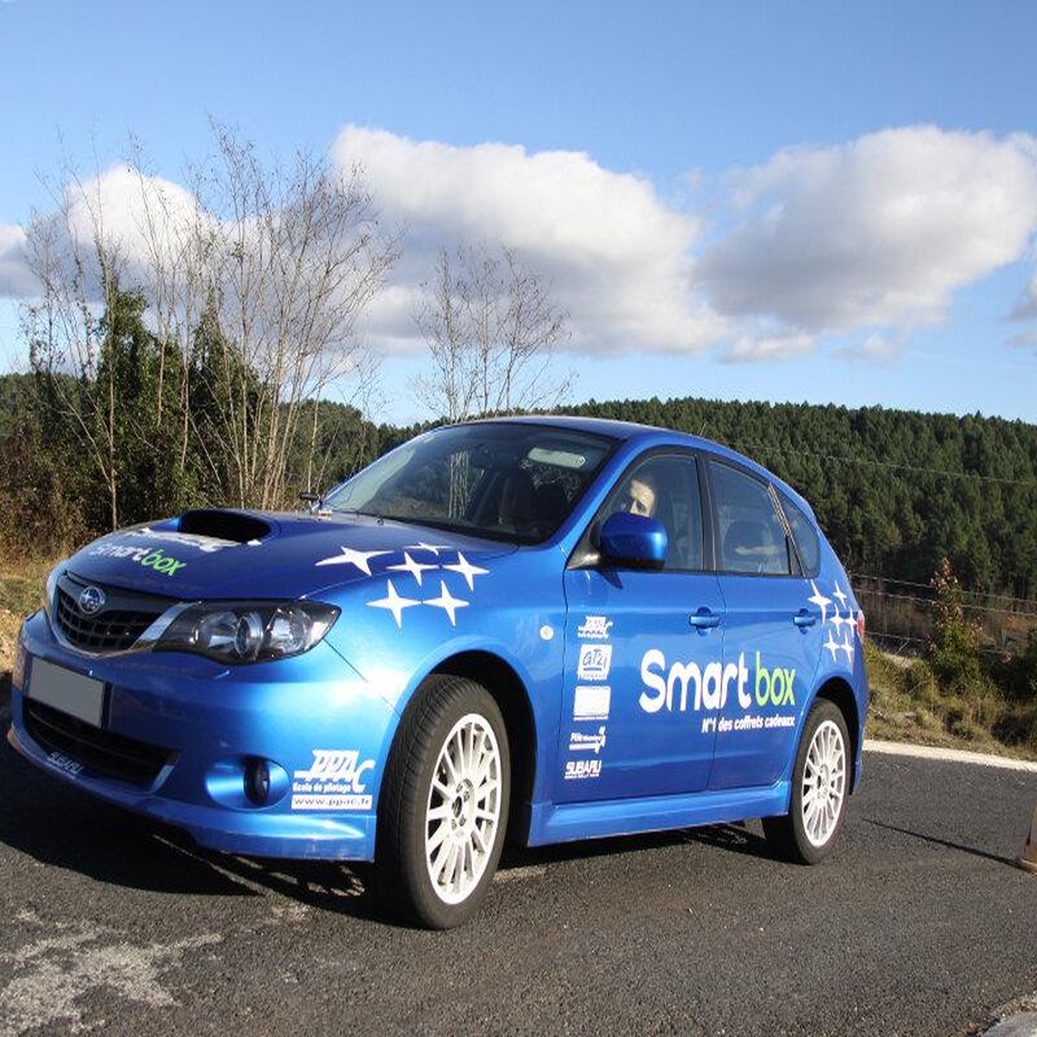 Voir la diapositive 3 : Smartbox Rallye terre sensationnel : 12 tours au volant d'une subaru impreza wrx - coffret cadeau sport & aventure
