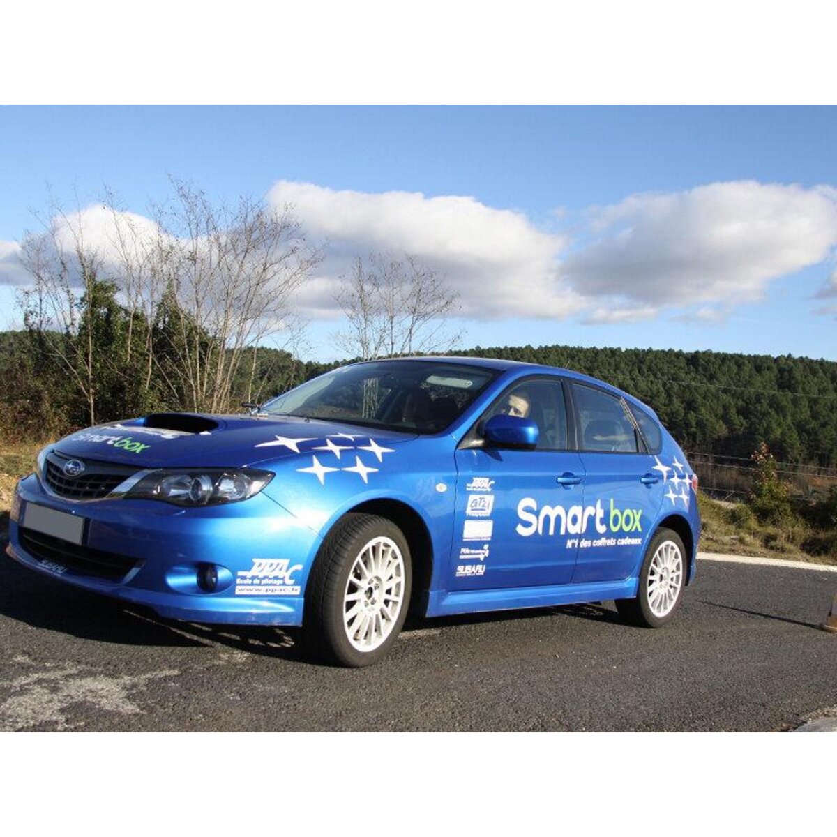 Smartbox Rallye terre sensationnel : 12 tours au volant d'une Subaru Impreza WRX - Coffret Cadeau Sport & Aventure