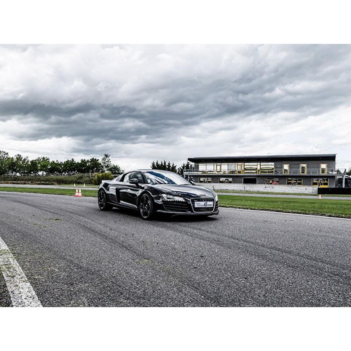 Smartbox Stage de pilotage : 5 tours en Ferrari 360 Modena ou Audi R8 près de Saint-Étienne - Coffret Cadeau Sport & Aventure