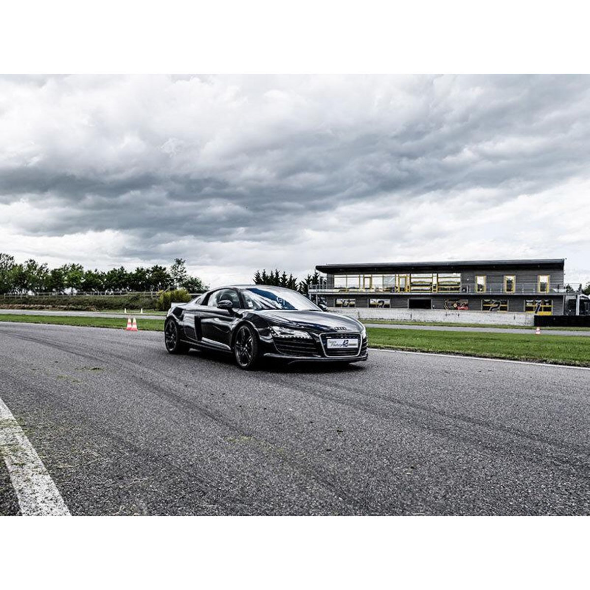 Smartbox Stage de pilotage : 5 tours en Ferrari 360 Modena ou Audi R8 près de Saint-Étienne - Coffret Cadeau Sport & Aventure