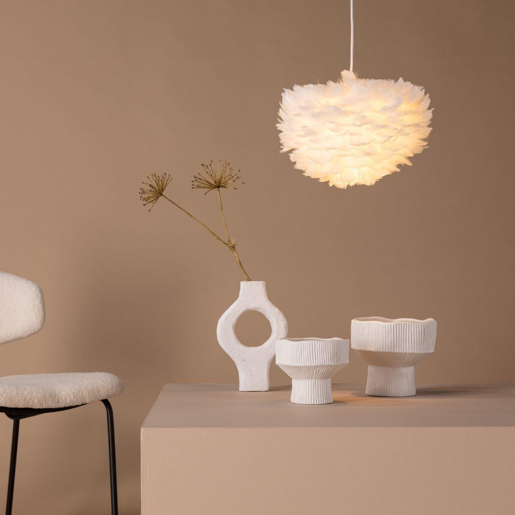 Voir la diapositive 4 : Paris Prix Lampe suspension en plume  nicola  35cm blanc