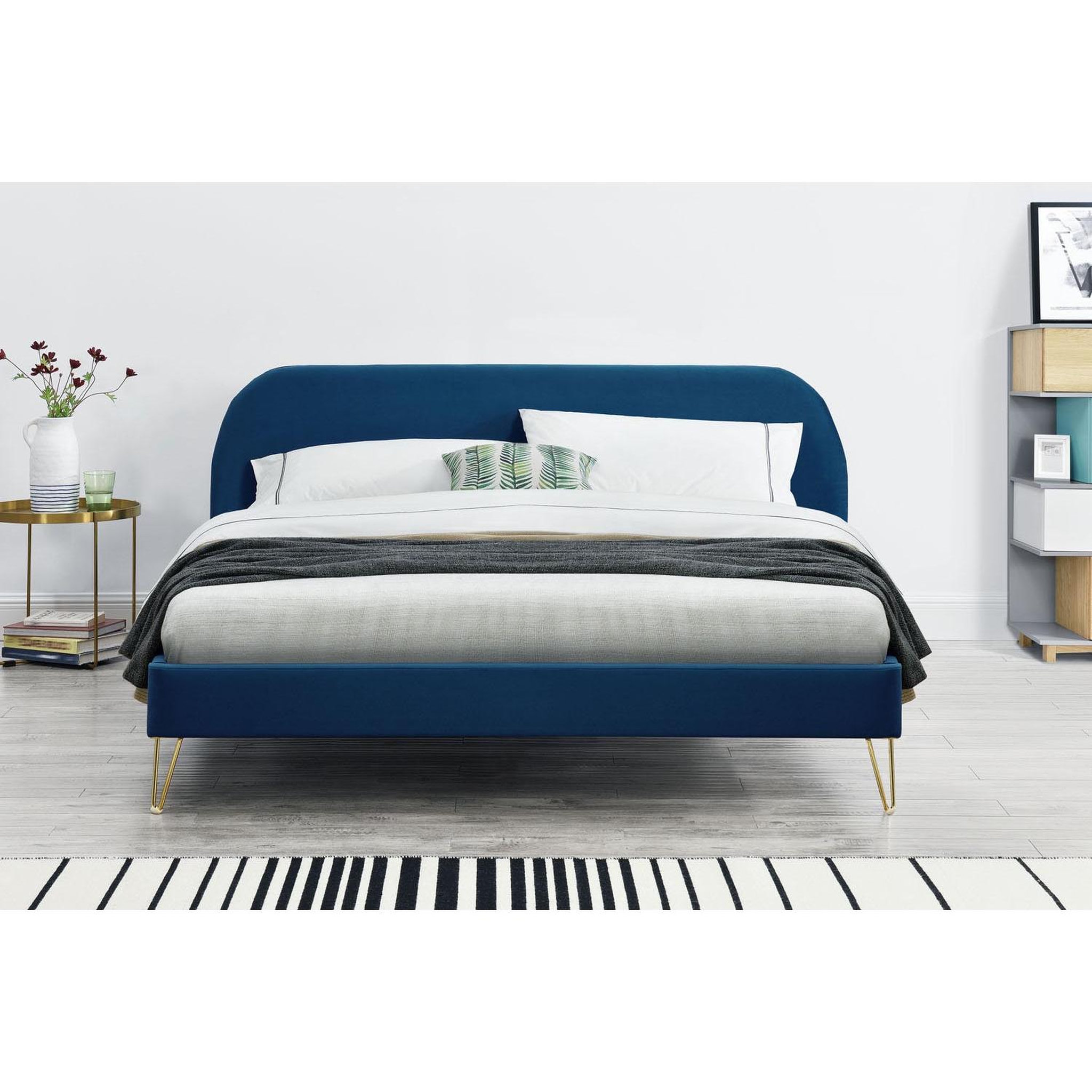 Voir la diapositive 4 : CONCEPT USINE Lit 140 x 190 cm en velours et laiton bleu PHOENIX