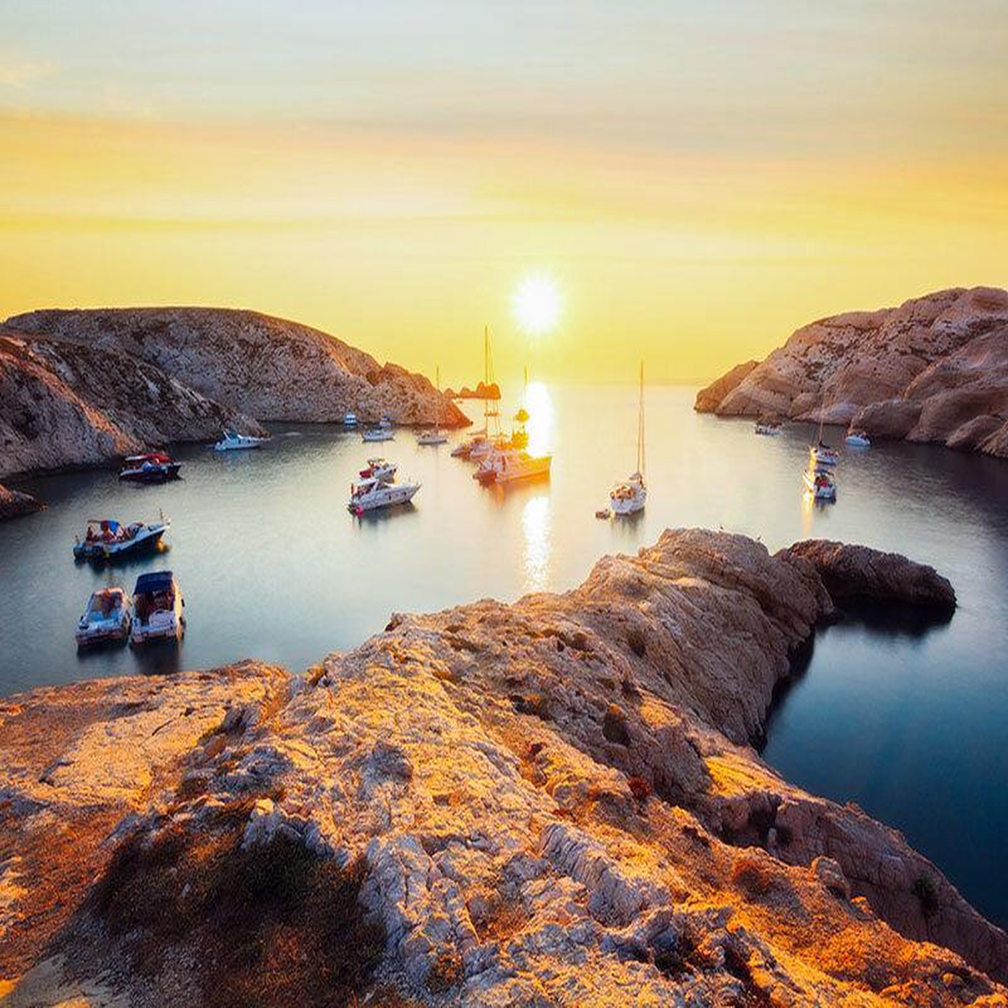 Voir la diapositive 2 : Smartbox Excursion en bateau de 3h pour 2 personnes dans les calanques de marseille au coucher du soleil avec rosé - coffret cadeau sport & aventure