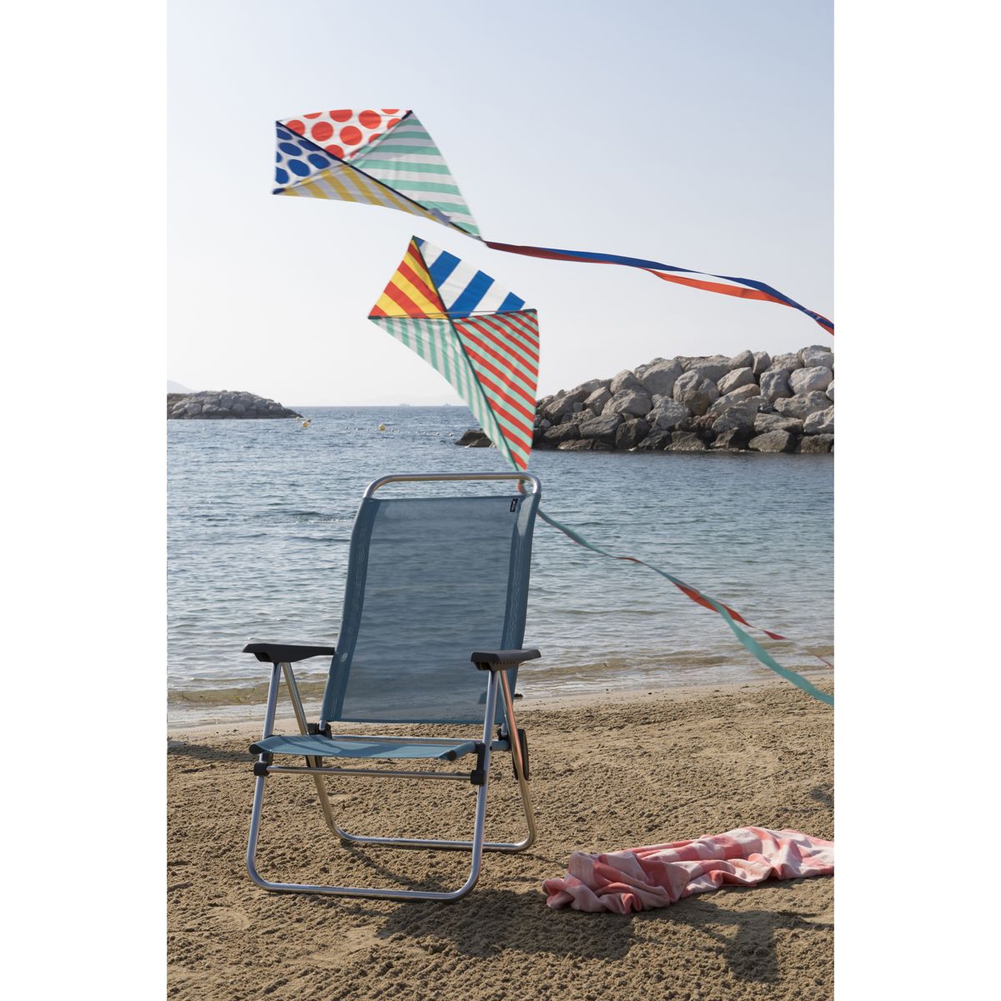 Voir la diapositive 3 : LAFUMA Chaise pliante plage et camping aluminium LOW ocean
