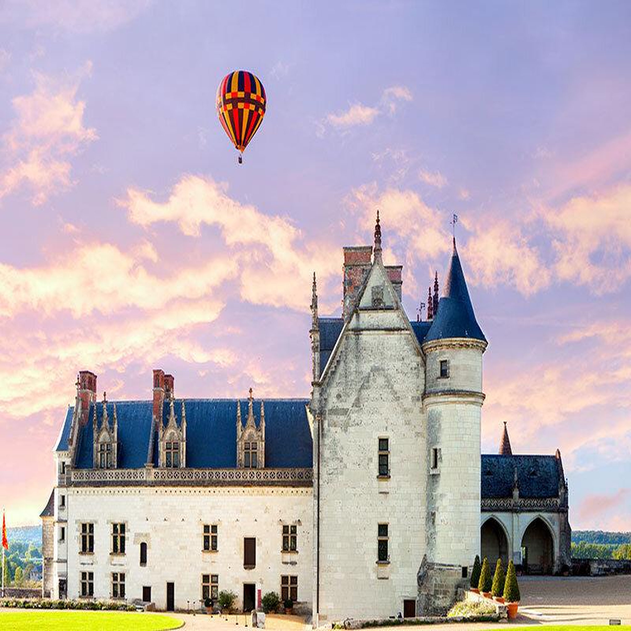 Voir la diapositive 2 : Smartbox Vol en montgolfière pour 2 personnes au-dessus du château d'Amboise - Coffret Cadeau Sport & Aventure